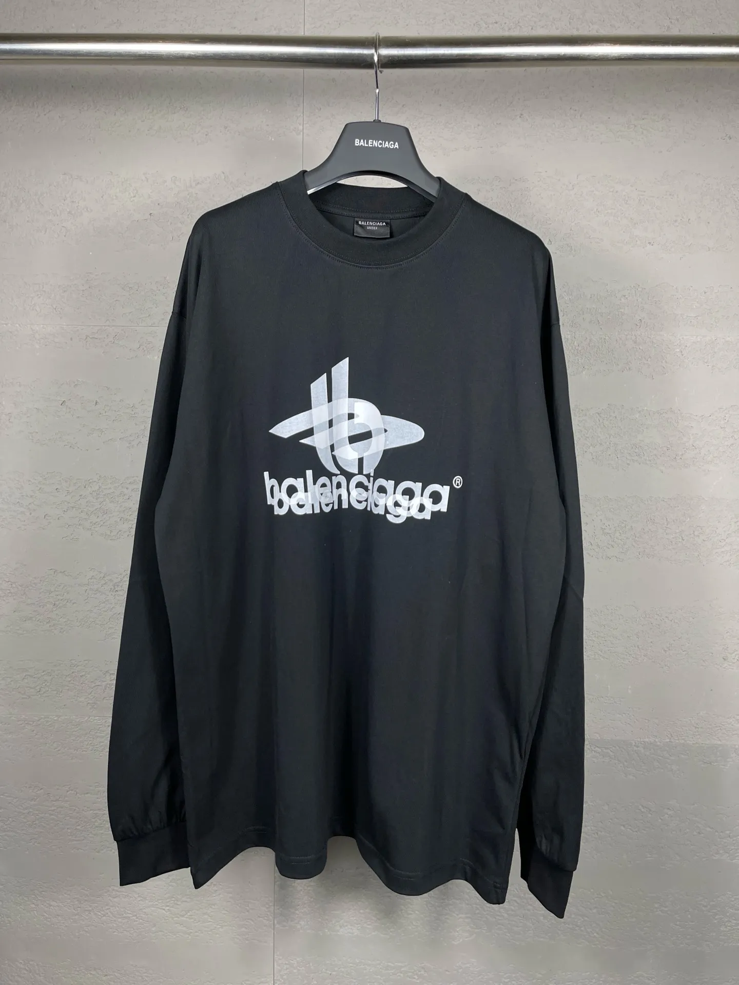 🅿️210 real photos [Top version. Official website quality] BALENCI*GA/Paris. 2024 new model. Phantom double LOGO classic pattern printed long-sleeved T-shirt. Brick cabinet synchronization. Genuine product developed at the first time, happy to print and compare! The fabric is made of Paris ZP custom-woven and dyed cotton with double yarns and compact cotton. The weight is 260 grams. The cloth surface is clean. The cloth pattern is clear, soft and comfortable. The threads are dyed with no color difference. The classic printing is made of environmentally friendly imported materials, with LOGO phantom effect, clear letters and three-dimensional effect. Restore the brick cabinet. Ready-made clothes are washed and distressed, different market currency, welcome to compare, the version adopts OS loose shoulder version. Same style for men and women Coding: BL225029 Color: black, white Size: XS S M L