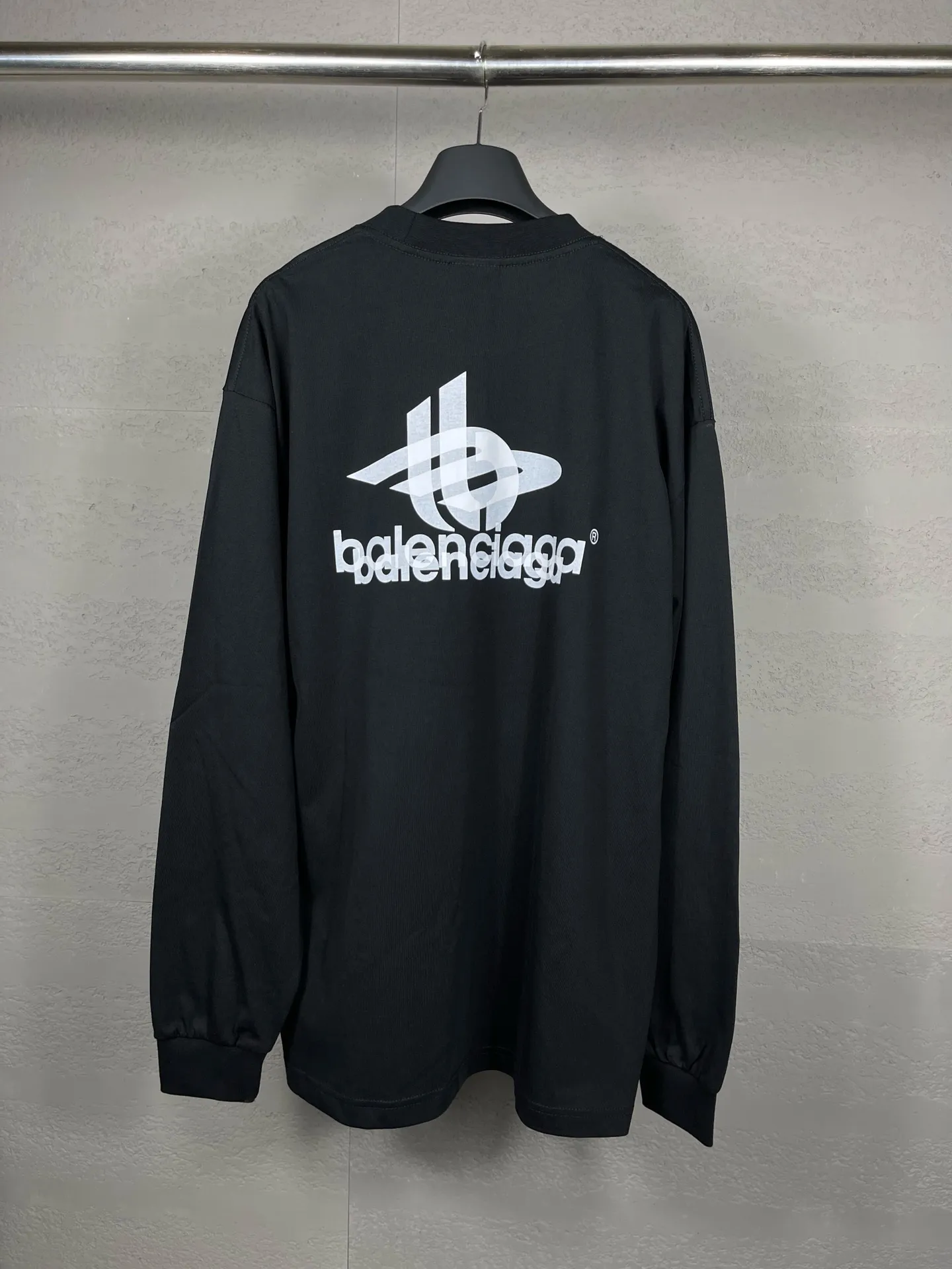 🅿️210 real photos [Top version. Official website quality] BALENCI*GA/Paris. 2024 new model. Phantom double LOGO classic pattern printed long-sleeved T-shirt. Brick cabinet synchronization. Genuine product developed at the first time, happy to print and compare! The fabric is made of Paris ZP custom-woven and dyed cotton with double yarns and compact cotton. The weight is 260 grams. The cloth surface is clean. The cloth pattern is clear, soft and comfortable. The threads are dyed with no color difference. The classic printing is made of environmentally friendly imported materials, with LOGO phantom effect, clear letters and three-dimensional effect. Restore the brick cabinet. Ready-made clothes are washed and distressed, different market currency, welcome to compare, the version adopts OS loose shoulder version. Same style for men and women Coding: BL225029 Color: black, white Size: XS S M L