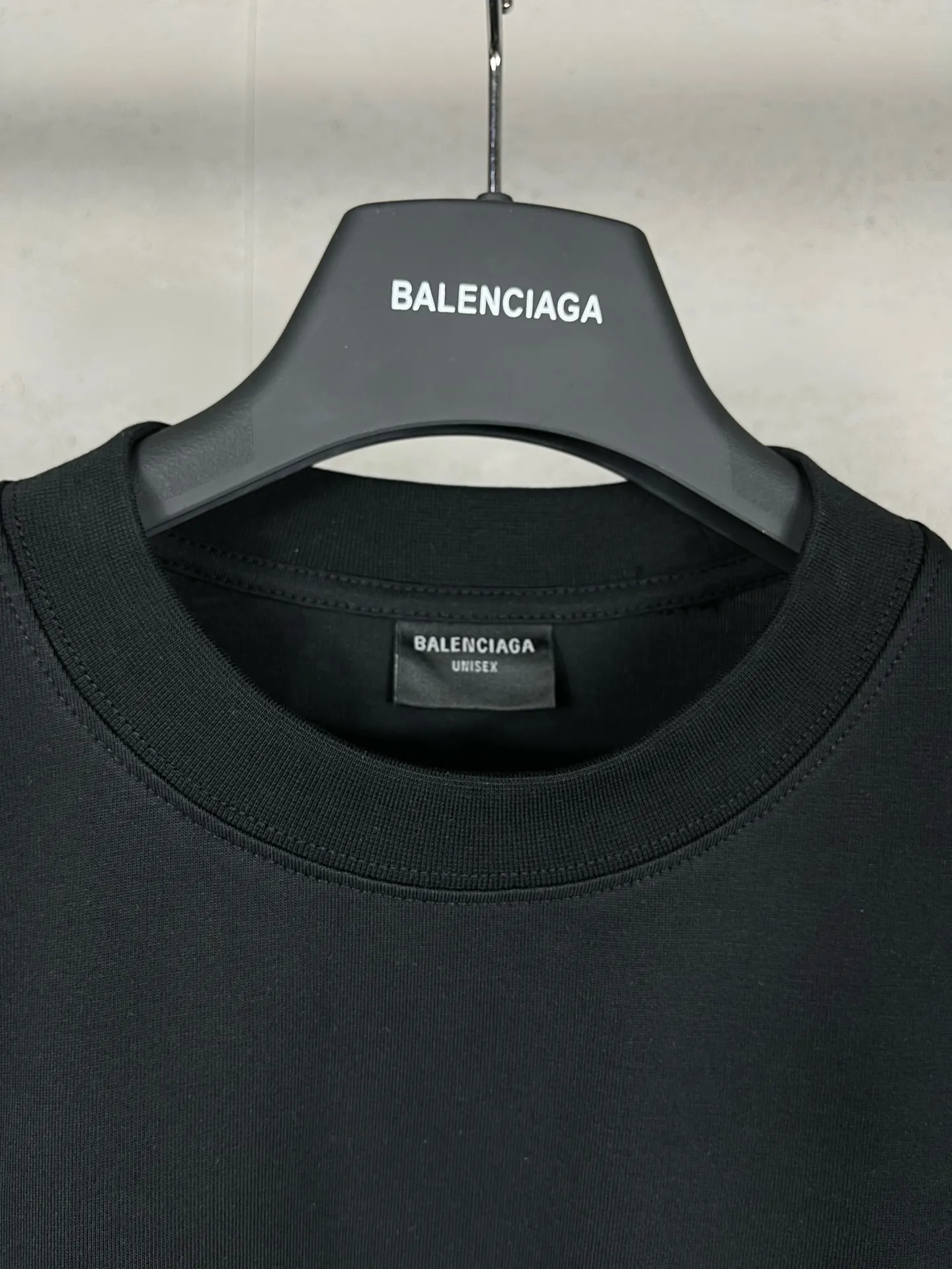 🅿️210 real photos [Top version. Official website quality] BALENCI*GA/Paris. 2024 new model. Phantom double LOGO classic pattern printed long-sleeved T-shirt. Brick cabinet synchronization. Genuine product developed at the first time, happy to print and compare! The fabric is made of Paris ZP custom-woven and dyed cotton with double yarns and compact cotton. The weight is 260 grams. The cloth surface is clean. The cloth pattern is clear, soft and comfortable. The threads are dyed with no color difference. The classic printing is made of environmentally friendly imported materials, with LOGO phantom effect, clear letters and three-dimensional effect. Restore the brick cabinet. Ready-made clothes are washed and distressed, different market currency, welcome to compare, the version adopts OS loose shoulder version. Same style for men and women Coding: BL225029 Color: black, white Size: XS S M L