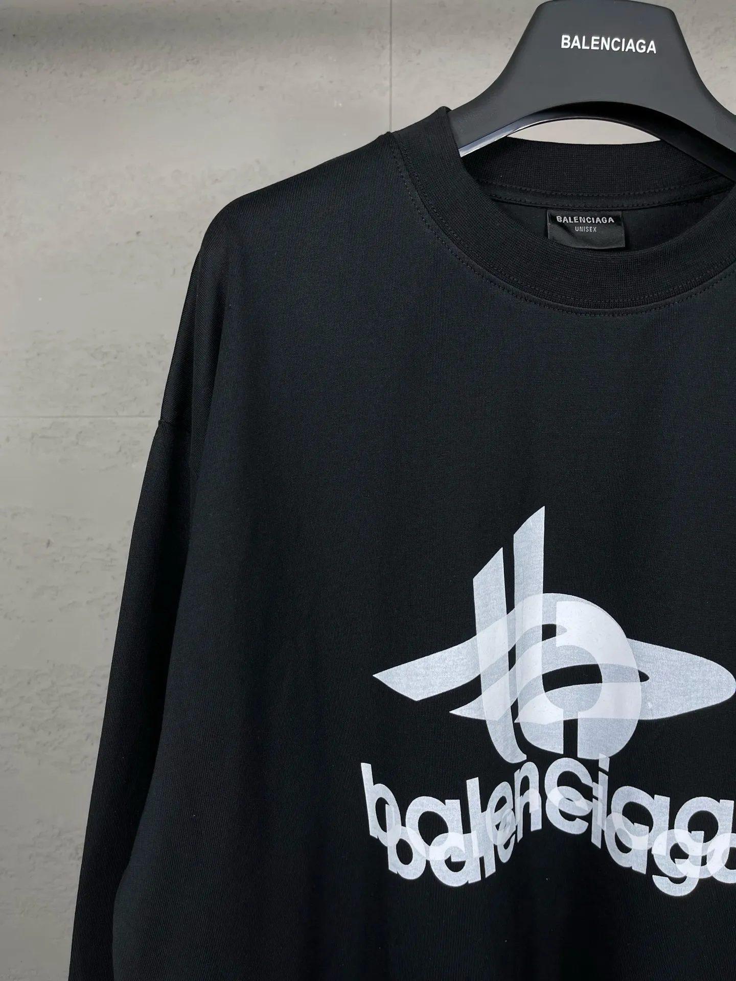 🅿️210 real photos [Top version. Official website quality] BALENCI*GA/Paris. 2024 new model. Phantom double LOGO classic pattern printed long-sleeved T-shirt. Brick cabinet synchronization. Genuine product developed at the first time, happy to print and compare! The fabric is made of Paris ZP custom-woven and dyed cotton with double yarns and compact cotton. The weight is 260 grams. The cloth surface is clean. The cloth pattern is clear, soft and comfortable. The threads are dyed with no color difference. The classic printing is made of environmentally friendly imported materials, with LOGO phantom effect, clear letters and three-dimensional effect. Restore the brick cabinet. Ready-made clothes are washed and distressed, different market currency, welcome to compare, the version adopts OS loose shoulder version. Same style for men and women Coding: BL225029 Color: black, white Size: XS S M L