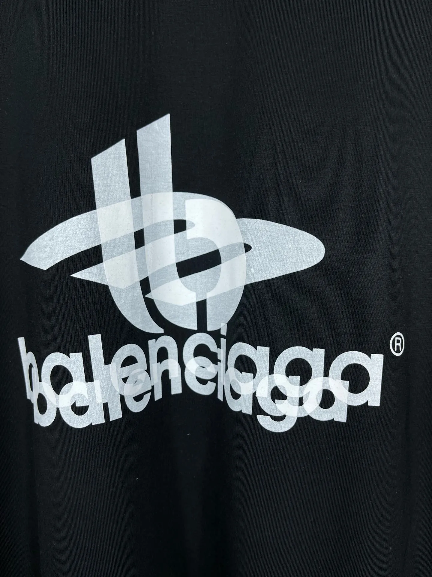 🅿️210 real photos [Top version. Official website quality] BALENCI*GA/Paris. 2024 new model. Phantom double LOGO classic pattern printed long-sleeved T-shirt. Brick cabinet synchronization. Genuine product developed at the first time, happy to print and compare! The fabric is made of Paris ZP custom-woven and dyed cotton with double yarns and compact cotton. The weight is 260 grams. The cloth surface is clean. The cloth pattern is clear, soft and comfortable. The threads are dyed with no color difference. The classic printing is made of environmentally friendly imported materials, with LOGO phantom effect, clear letters and three-dimensional effect. Restore the brick cabinet. Ready-made clothes are washed and distressed, different market currency, welcome to compare, the version adopts OS loose shoulder version. Same style for men and women Coding: BL225029 Color: black, white Size: XS S M L