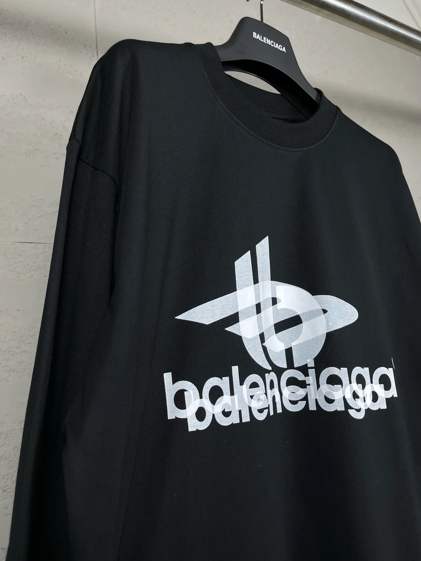 🅿️210 real photos [Top version. Official website quality] BALENCI*GA/Paris. 2024 new model. Phantom double LOGO classic pattern printed long-sleeved T-shirt. Brick cabinet synchronization. Genuine product developed at the first time, happy to print and compare! The fabric is made of Paris ZP custom-woven and dyed cotton with double yarns and compact cotton. The weight is 260 grams. The cloth surface is clean. The cloth pattern is clear, soft and comfortable. The threads are dyed with no color difference. The classic printing is made of environmentally friendly imported materials, with LOGO phantom effect, clear letters and three-dimensional effect. Restore the brick cabinet. Ready-made clothes are washed and distressed, different market currency, welcome to compare, the version adopts OS loose shoulder version. Same style for men and women Coding: BL225029 Color: black, white Size: XS S M L