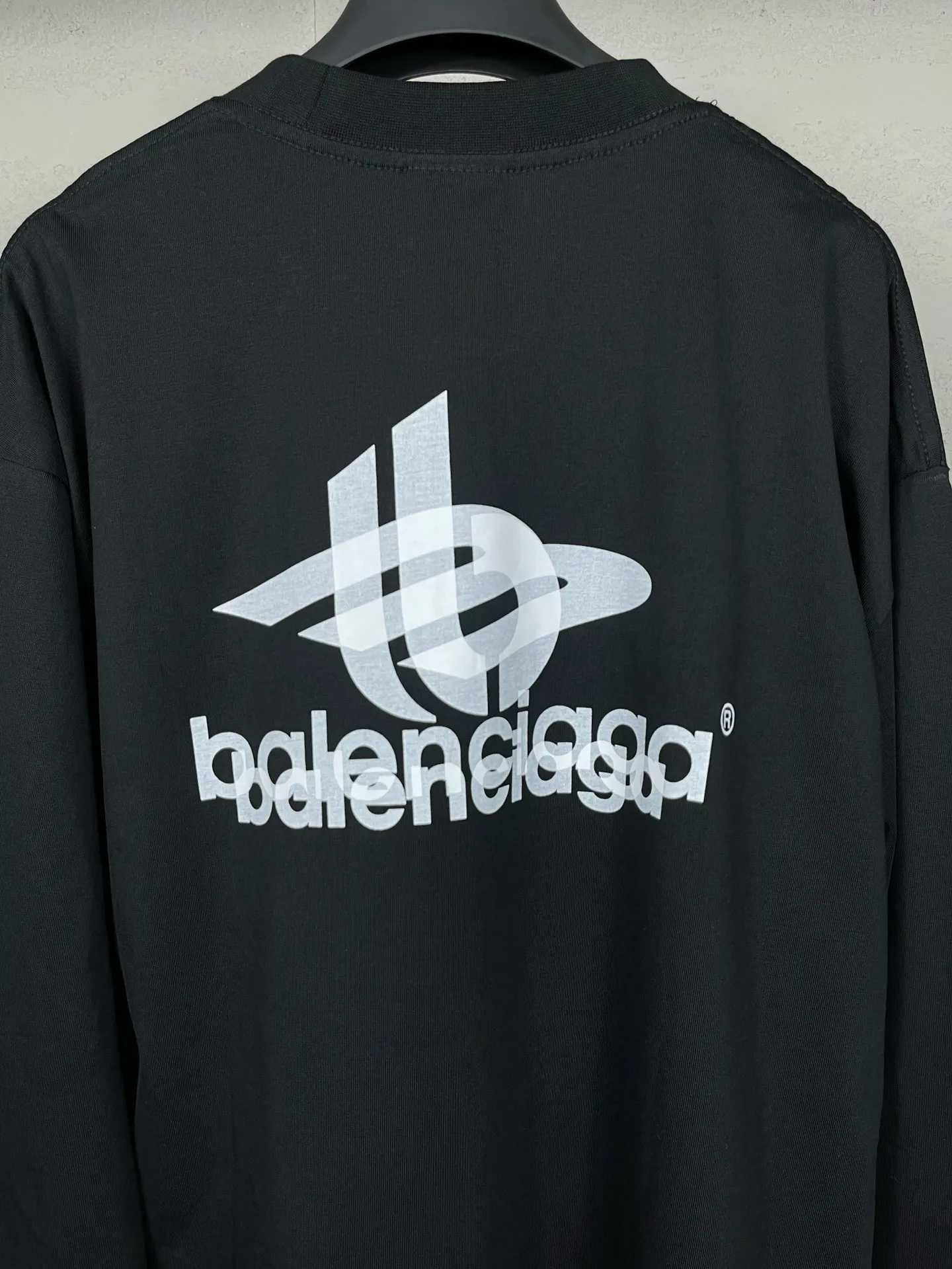🅿️210 real photos [Top version. Official website quality] BALENCI*GA/Paris. 2024 new model. Phantom double LOGO classic pattern printed long-sleeved T-shirt. Brick cabinet synchronization. Genuine product developed at the first time, happy to print and compare! The fabric is made of Paris ZP custom-woven and dyed cotton with double yarns and compact cotton. The weight is 260 grams. The cloth surface is clean. The cloth pattern is clear, soft and comfortable. The threads are dyed with no color difference. The classic printing is made of environmentally friendly imported materials, with LOGO phantom effect, clear letters and three-dimensional effect. Restore the brick cabinet. Ready-made clothes are washed and distressed, different market currency, welcome to compare, the version adopts OS loose shoulder version. Same style for men and women Coding: BL225029 Color: black, white Size: XS S M L