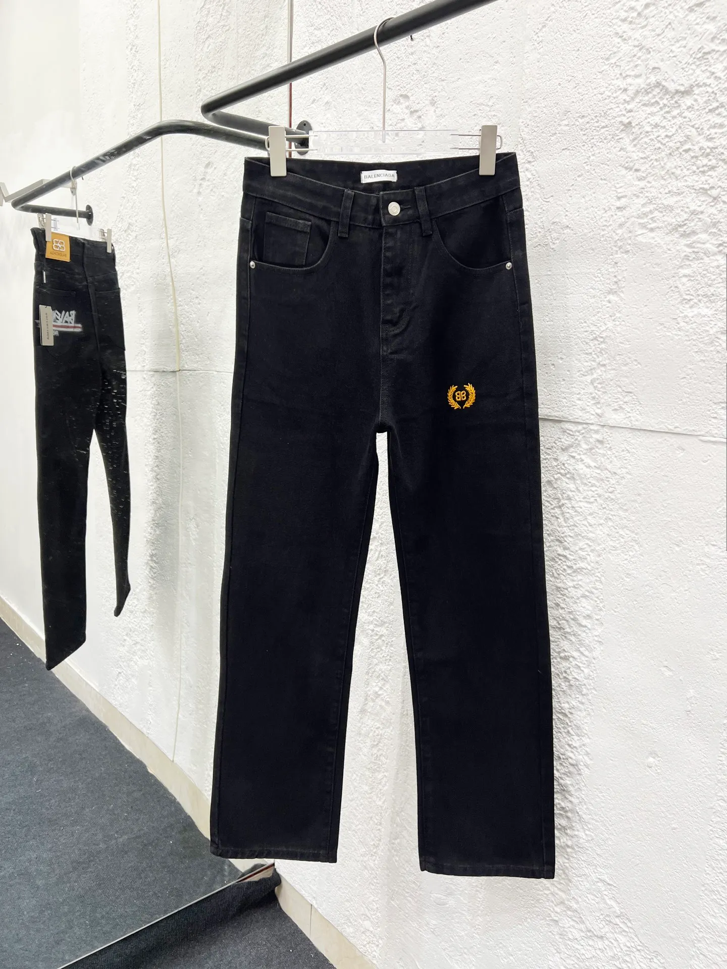 🅿️260 Style No.: H920 Balenciaga & BALENCIAGA classic new digital direct printing embroidered jeans adopt unique technology, rich layering, giving people an artistic visual enjoyment Moreover, this process also makes the jeans softer and more comfortable, and fits your body shape very well when worn, allowing you to show off your perfect body curve. Made of high-quality denim fabric, carefully processed, it has good wear resistance and durability. This new type of jeans has become the focus of attention because it is not only fashionable and versatile, but also enhances your aura. Original goods, washed casual jeans, imported original washed stretch fabrics, comfortable and elastic, original hardware accessories decorated with logo, super correct version, extremely high grade, counter quality, fashionable and stylish upper body. The printing uses imported foam printing, customized buttons, YKK zippers. The complete set of accessories is customized in a one-to-one mold. Color: black size: 28-30-32-34-36 (s-xxl)