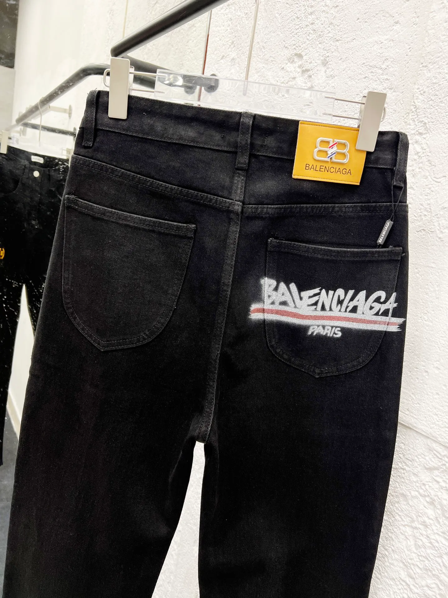 🅿️260 Style No.: H920 Balenciaga & BALENCIAGA classic new digital direct printing embroidered jeans adopt unique technology, rich layering, giving people an artistic visual enjoyment Moreover, this process also makes the jeans softer and more comfortable, and fits your body shape very well when worn, allowing you to show off your perfect body curve. Made of high-quality denim fabric, carefully processed, it has good wear resistance and durability. This new type of jeans has become the focus of attention because it is not only fashionable and versatile, but also enhances your aura. Original goods, washed casual jeans, imported original washed stretch fabrics, comfortable and elastic, original hardware accessories decorated with logo, super correct version, extremely high grade, counter quality, fashionable and stylish upper body. The printing uses imported foam printing, customized buttons, YKK zippers. The complete set of accessories is customized in a one-to-one mold. Color: black size: 28-30-32-34-36 (s-xxl)
