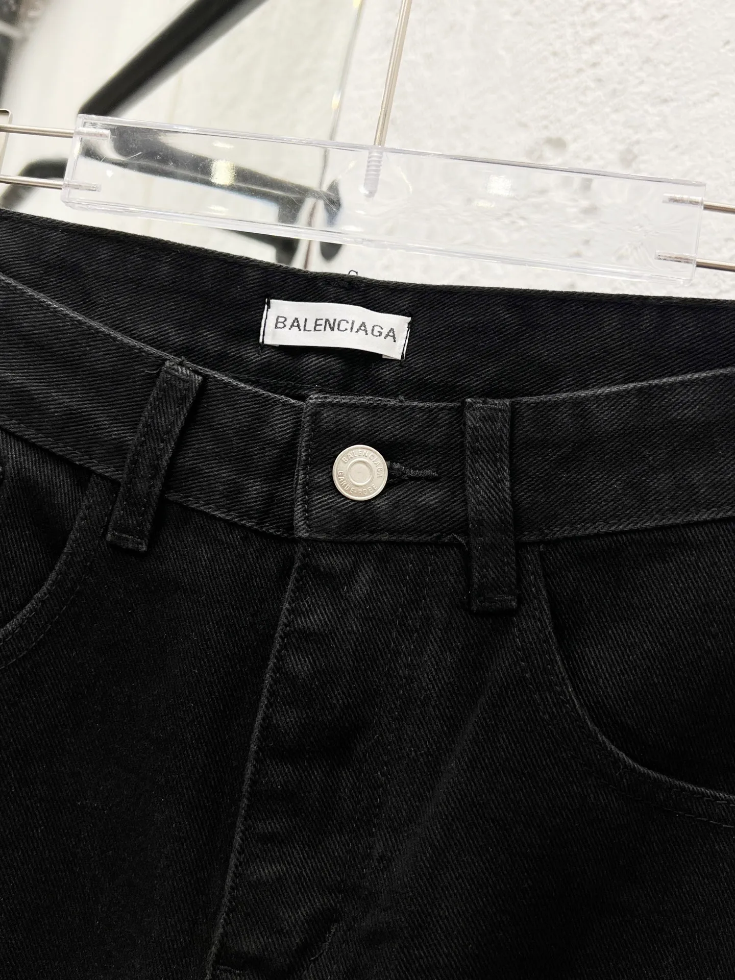 🅿️260 Style No.: H920 Balenciaga & BALENCIAGA classic new digital direct printing embroidered jeans adopt unique technology, rich layering, giving people an artistic visual enjoyment Moreover, this process also makes the jeans softer and more comfortable, and fits your body shape very well when worn, allowing you to show off your perfect body curve. Made of high-quality denim fabric, carefully processed, it has good wear resistance and durability. This new type of jeans has become the focus of attention because it is not only fashionable and versatile, but also enhances your aura. Original goods, washed casual jeans, imported original washed stretch fabrics, comfortable and elastic, original hardware accessories decorated with logo, super correct version, extremely high grade, counter quality, fashionable and stylish upper body. The printing uses imported foam printing, customized buttons, YKK zippers. The complete set of accessories is customized in a one-to-one mold. Color: black size: 28-30-32-34-36 (s-xxl)