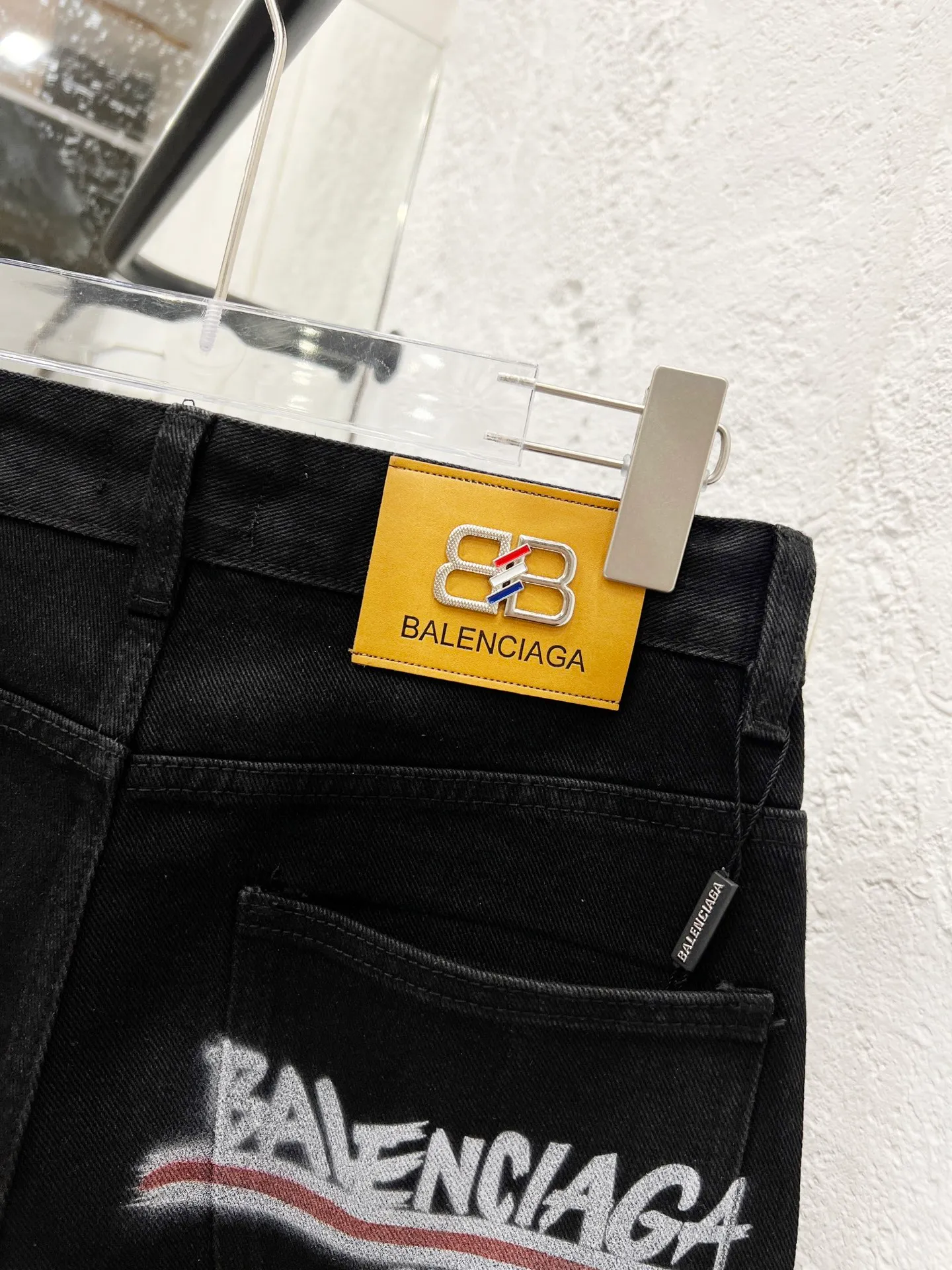 🅿️260 Style No.: H920 Balenciaga & BALENCIAGA classic new digital direct printing embroidered jeans adopt unique technology, rich layering, giving people an artistic visual enjoyment Moreover, this process also makes the jeans softer and more comfortable, and fits your body shape very well when worn, allowing you to show off your perfect body curve. Made of high-quality denim fabric, carefully processed, it has good wear resistance and durability. This new type of jeans has become the focus of attention because it is not only fashionable and versatile, but also enhances your aura. Original goods, washed casual jeans, imported original washed stretch fabrics, comfortable and elastic, original hardware accessories decorated with logo, super correct version, extremely high grade, counter quality, fashionable and stylish upper body. The printing uses imported foam printing, customized buttons, YKK zippers. The complete set of accessories is customized in a one-to-one mold. Color: black size: 28-30-32-34-36 (s-xxl)