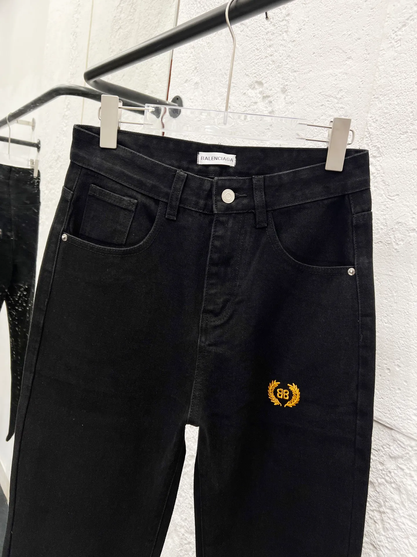 🅿️260 Style No.: H920 Balenciaga & BALENCIAGA classic new digital direct printing embroidered jeans adopt unique technology, rich layering, giving people an artistic visual enjoyment Moreover, this process also makes the jeans softer and more comfortable, and fits your body shape very well when worn, allowing you to show off your perfect body curve. Made of high-quality denim fabric, carefully processed, it has good wear resistance and durability. This new type of jeans has become the focus of attention because it is not only fashionable and versatile, but also enhances your aura. Original goods, washed casual jeans, imported original washed stretch fabrics, comfortable and elastic, original hardware accessories decorated with logo, super correct version, extremely high grade, counter quality, fashionable and stylish upper body. The printing uses imported foam printing, customized buttons, YKK zippers. The complete set of accessories is customized in a one-to-one mold. Color: black size: 28-30-32-34-36 (s-xxl)