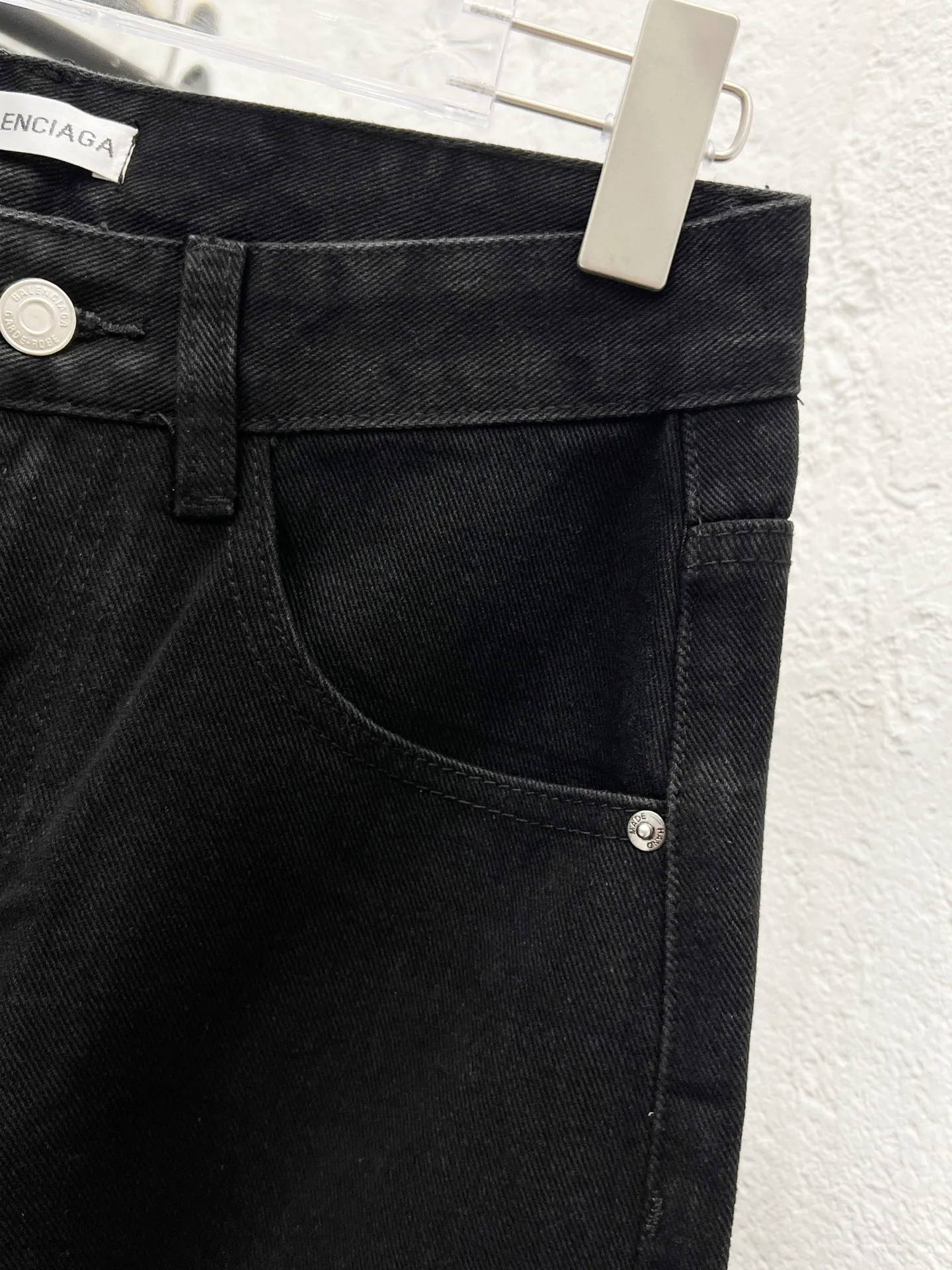 🅿️260 Style No.: H920 Balenciaga & BALENCIAGA classic new digital direct printing embroidered jeans adopt unique technology, rich layering, giving people an artistic visual enjoyment Moreover, this process also makes the jeans softer and more comfortable, and fits your body shape very well when worn, allowing you to show off your perfect body curve. Made of high-quality denim fabric, carefully processed, it has good wear resistance and durability. This new type of jeans has become the focus of attention because it is not only fashionable and versatile, but also enhances your aura. Original goods, washed casual jeans, imported original washed stretch fabrics, comfortable and elastic, original hardware accessories decorated with logo, super correct version, extremely high grade, counter quality, fashionable and stylish upper body. The printing uses imported foam printing, customized buttons, YKK zippers. The complete set of accessories is customized in a one-to-one mold. Color: black size: 28-30-32-34-36 (s-xxl)
