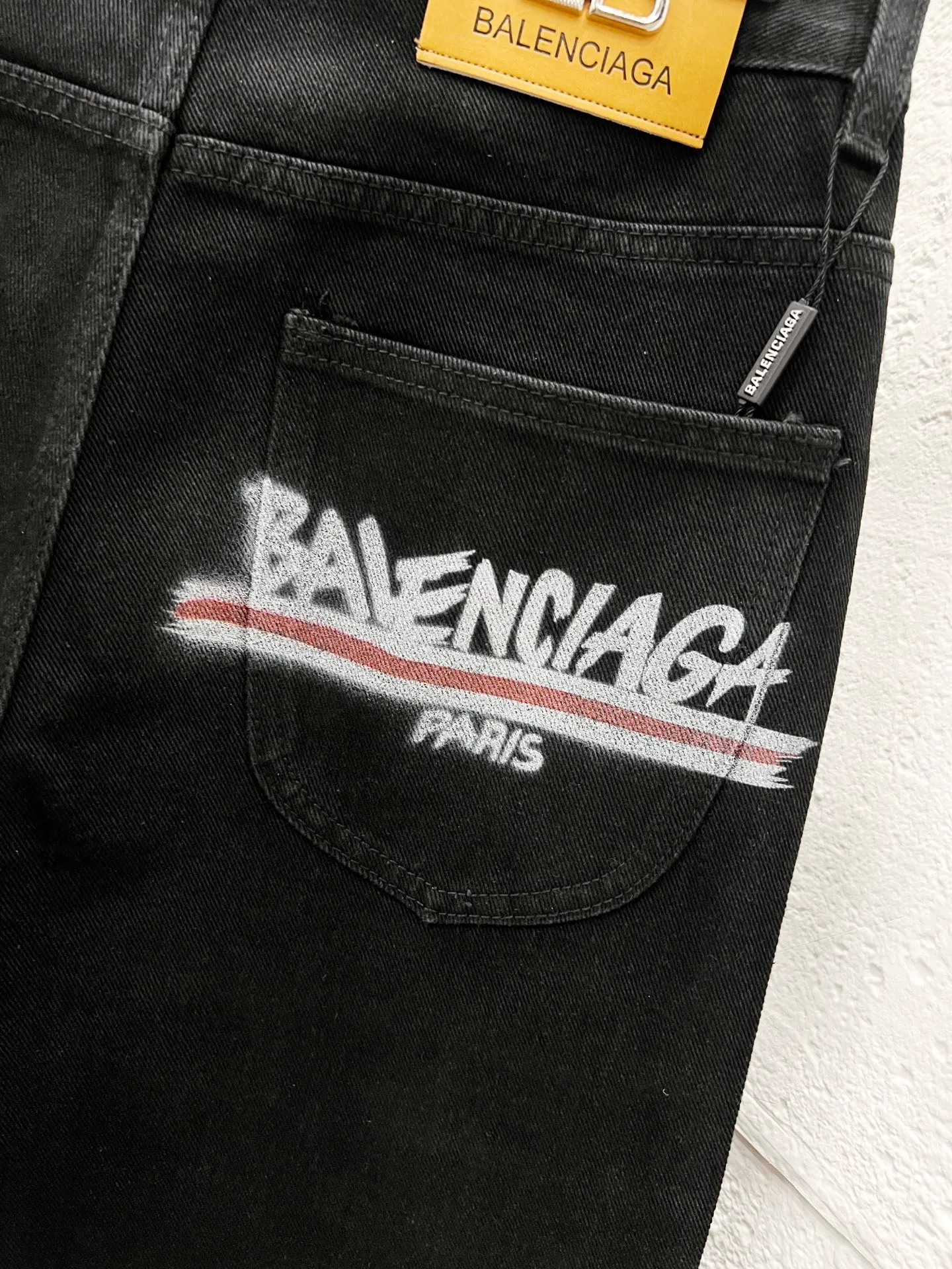 🅿️260 Style No.: H920 Balenciaga & BALENCIAGA classic new digital direct printing embroidered jeans adopt unique technology, rich layering, giving people an artistic visual enjoyment Moreover, this process also makes the jeans softer and more comfortable, and fits your body shape very well when worn, allowing you to show off your perfect body curve. Made of high-quality denim fabric, carefully processed, it has good wear resistance and durability. This new type of jeans has become the focus of attention because it is not only fashionable and versatile, but also enhances your aura. Original goods, washed casual jeans, imported original washed stretch fabrics, comfortable and elastic, original hardware accessories decorated with logo, super correct version, extremely high grade, counter quality, fashionable and stylish upper body. The printing uses imported foam printing, customized buttons, YKK zippers. The complete set of accessories is customized in a one-to-one mold. Color: black size: 28-30-32-34-36 (s-xxl)