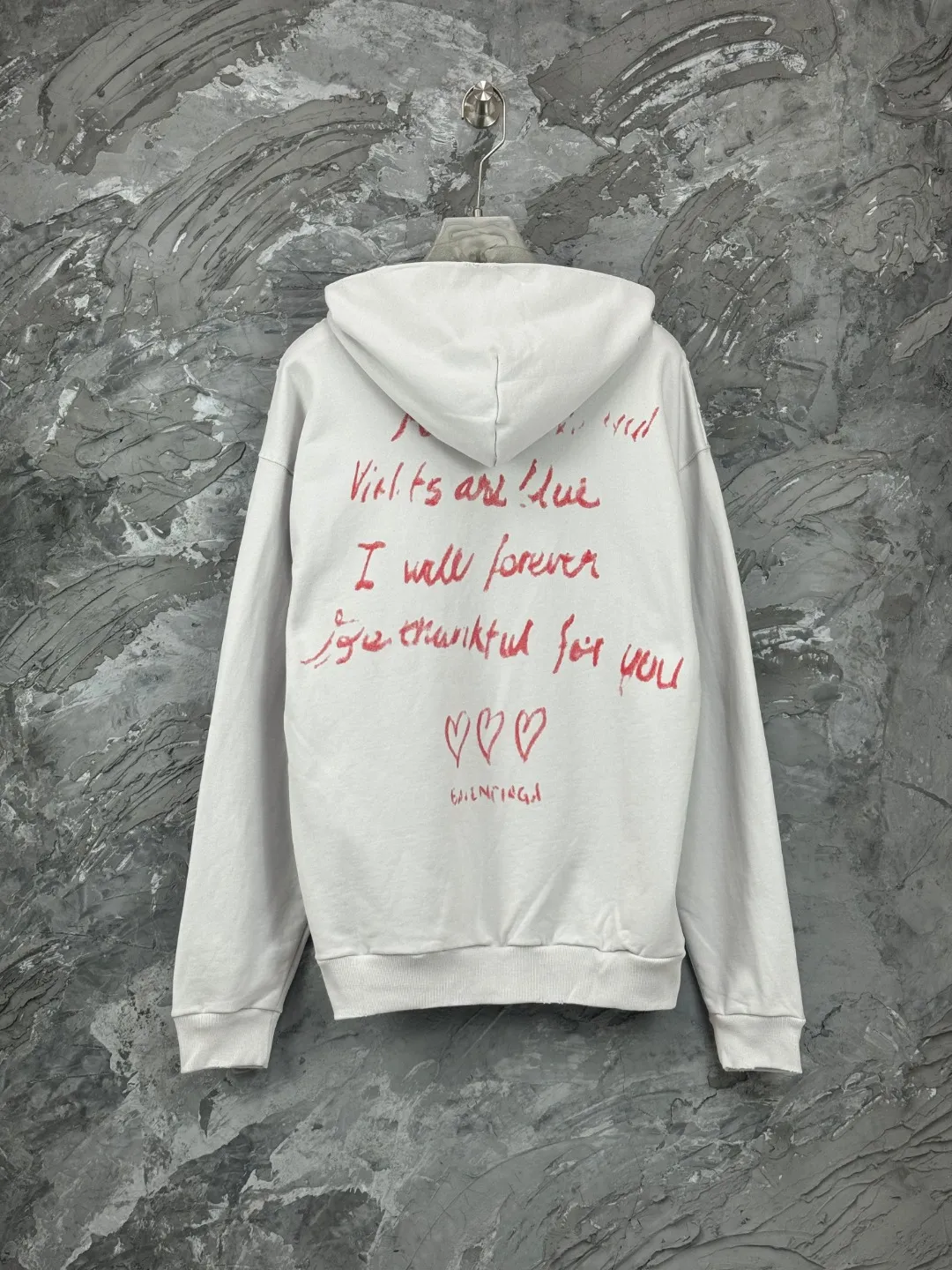 🅿️410 - BALENCI*GA Paris Valentine's Day limited edition hooded long-sleeved sweatshirt. The front pattern is printed by computer direct printing. The ready-to-wear is washed and distressed. Customized matching hardware. The letters are clear. The effect is three-dimensional. Exclusively pattern-woven and dyed 460g fabric. Threads are dyed in the same vat with zero color difference. Brick cabinet synchronization. Welcome to compare. Same style for men and women -Color: washed black, off-white -SIZE: Xs S M L Style number 8972#