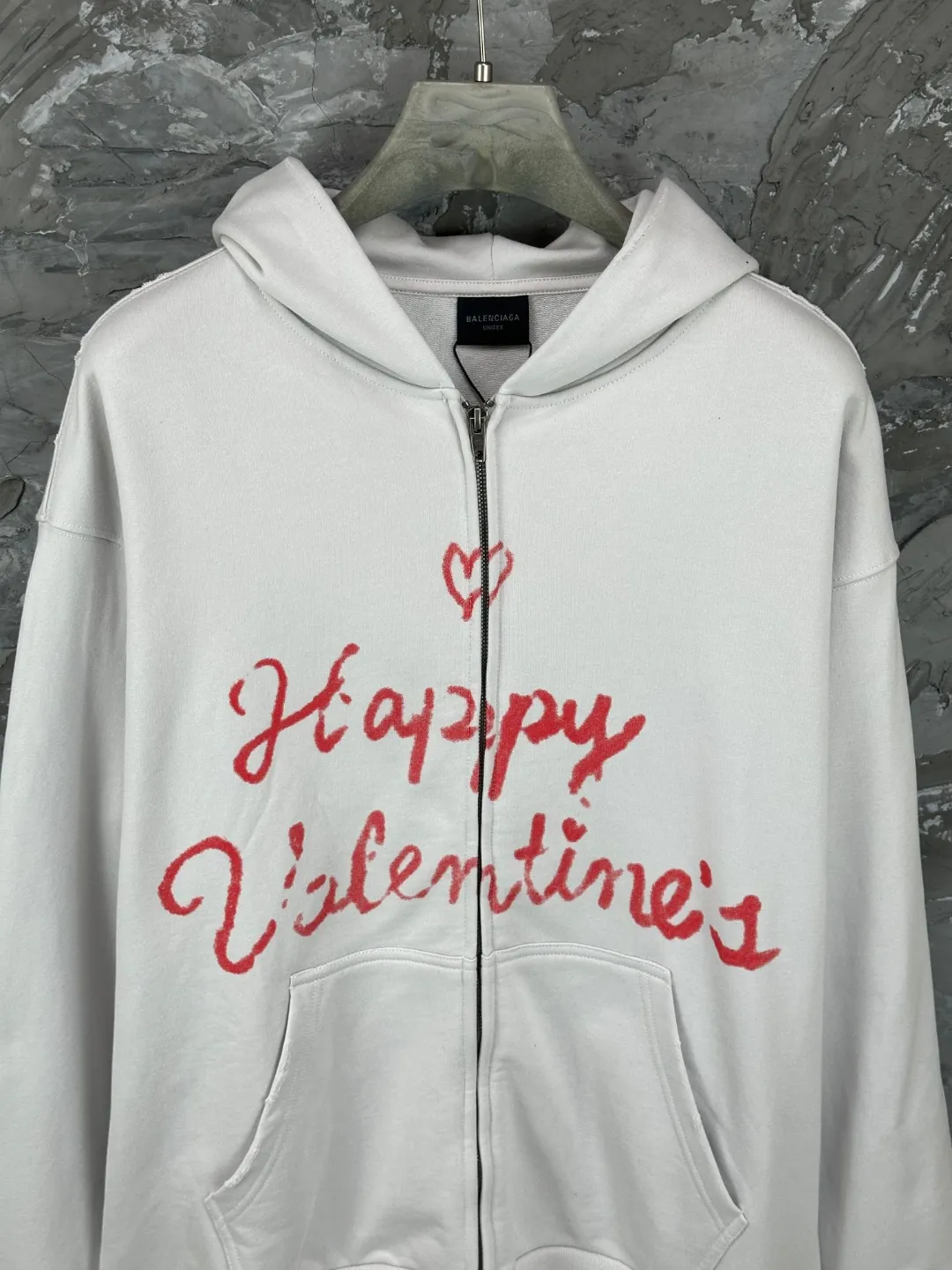 🅿️410 - BALENCI*GA Paris Valentine's Day limited edition hooded long-sleeved sweatshirt. The front pattern is printed by computer direct printing. The ready-to-wear is washed and distressed. Customized matching hardware. The letters are clear. The effect is three-dimensional. Exclusively pattern-woven and dyed 460g fabric. Threads are dyed in the same vat with zero color difference. Brick cabinet synchronization. Welcome to compare. Same style for men and women -Color: washed black, off-white -SIZE: Xs S M L Style number 8972#
