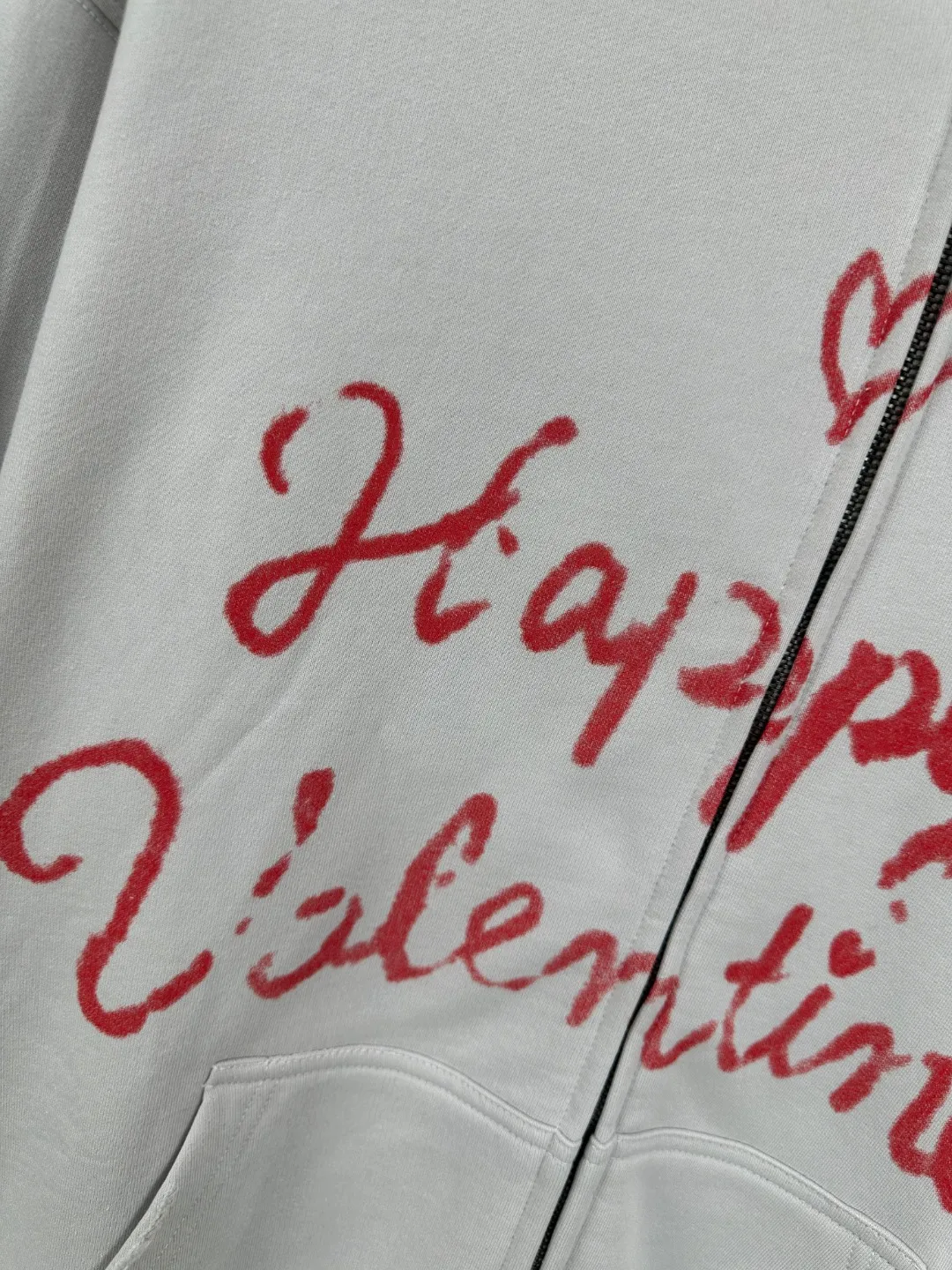 🅿️410 - BALENCI*GA Paris Valentine's Day limited edition hooded long-sleeved sweatshirt. The front pattern is printed by computer direct printing. The ready-to-wear is washed and distressed. Customized matching hardware. The letters are clear. The effect is three-dimensional. Exclusively pattern-woven and dyed 460g fabric. Threads are dyed in the same vat with zero color difference. Brick cabinet synchronization. Welcome to compare. Same style for men and women -Color: washed black, off-white -SIZE: Xs S M L Style number 8972#