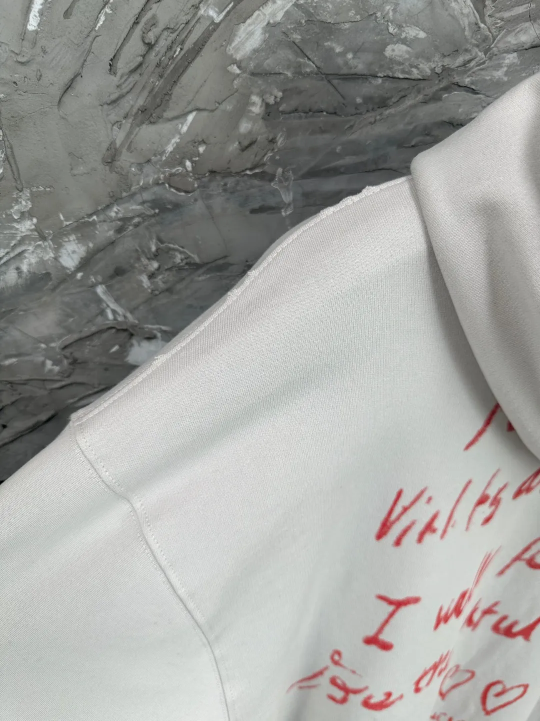 🅿️410 - BALENCI*GA Paris Valentine's Day limited edition hooded long-sleeved sweatshirt. The front pattern is printed by computer direct printing. The ready-to-wear is washed and distressed. Customized matching hardware. The letters are clear. The effect is three-dimensional. Exclusively pattern-woven and dyed 460g fabric. Threads are dyed in the same vat with zero color difference. Brick cabinet synchronization. Welcome to compare. Same style for men and women -Color: washed black, off-white -SIZE: Xs S M L Style number 8972#
