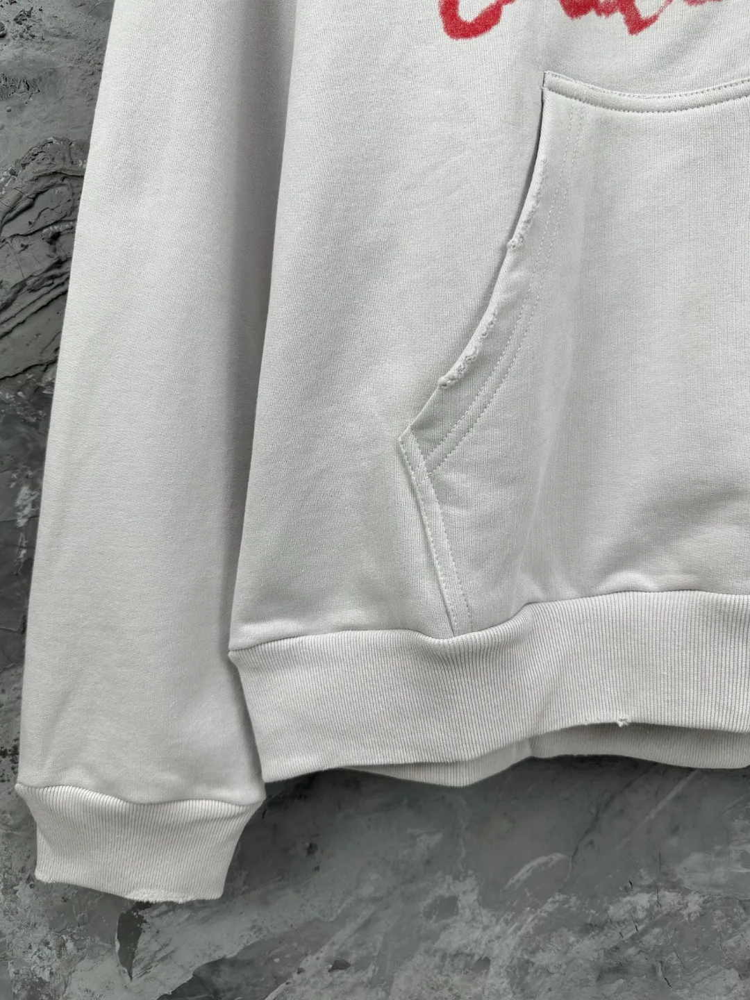 🅿️410 - BALENCI*GA Paris Valentine's Day limited edition hooded long-sleeved sweatshirt. The front pattern is printed by computer direct printing. The ready-to-wear is washed and distressed. Customized matching hardware. The letters are clear. The effect is three-dimensional. Exclusively pattern-woven and dyed 460g fabric. Threads are dyed in the same vat with zero color difference. Brick cabinet synchronization. Welcome to compare. Same style for men and women -Color: washed black, off-white -SIZE: Xs S M L Style number 8972#