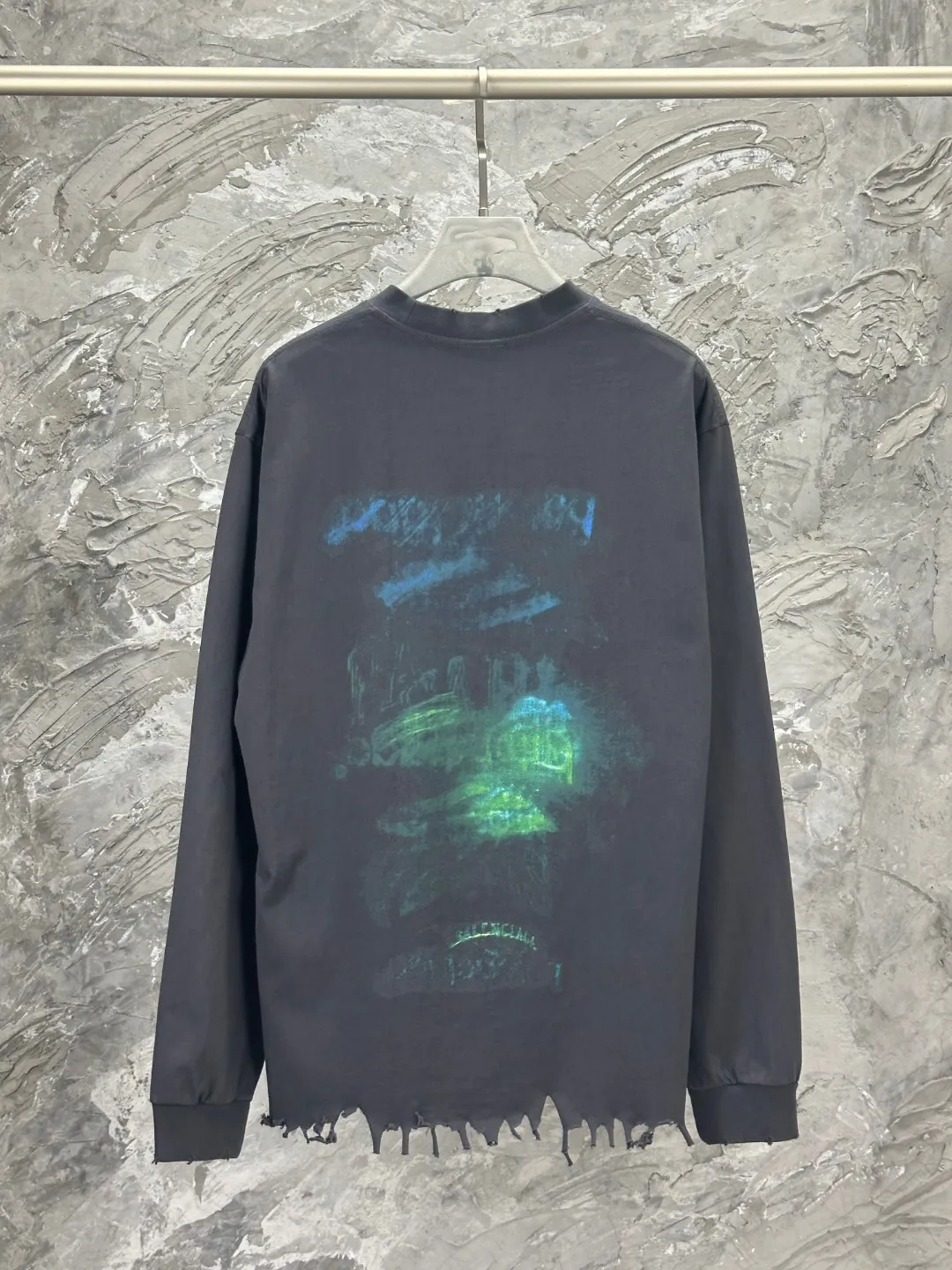 🅿️270 - BALENCI*GA 25 Paris blurred pattern white ink direct-injection long-sleeved T-shirt. The printing uses white ink digital direct-injection. Ready-made garments are washed. Handmade master positioning and worn. The hem is distressed. Overweight craftsmanship. The letters are clear. The effect is three-dimensional. Exclusively pattern-woven and dyed 280g fabric. Threads are dyed in the same cylinder with zero color difference. The version adopts OS loose shoulder version. Welcome to compare. Same style for men and women -Color: gray blue -SIZE: Xs S M L style number 8639#
