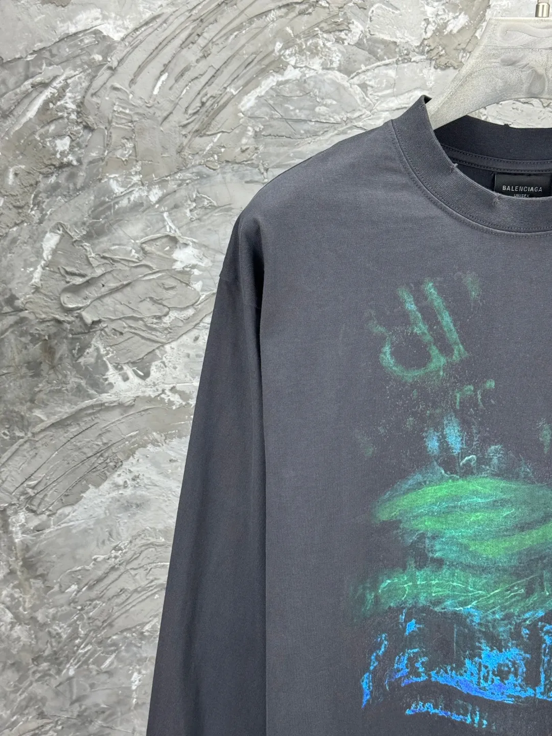 🅿️270 - BALENCI*GA 25 Paris blurred pattern white ink direct-injection long-sleeved T-shirt. The printing uses white ink digital direct-injection. Ready-made garments are washed. Handmade master positioning and worn. The hem is distressed. Overweight craftsmanship. The letters are clear. The effect is three-dimensional. Exclusively pattern-woven and dyed 280g fabric. Threads are dyed in the same cylinder with zero color difference. The version adopts OS loose shoulder version. Welcome to compare. Same style for men and women -Color: gray blue -SIZE: Xs S M L style number 8639#