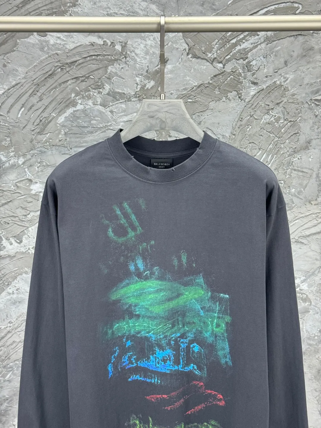 🅿️270 - BALENCI*GA 25 Paris blurred pattern white ink direct-injection long-sleeved T-shirt. The printing uses white ink digital direct-injection. Ready-made garments are washed. Handmade master positioning and worn. The hem is distressed. Overweight craftsmanship. The letters are clear. The effect is three-dimensional. Exclusively pattern-woven and dyed 280g fabric. Threads are dyed in the same cylinder with zero color difference. The version adopts OS loose shoulder version. Welcome to compare. Same style for men and women -Color: gray blue -SIZE: Xs S M L style number 8639#