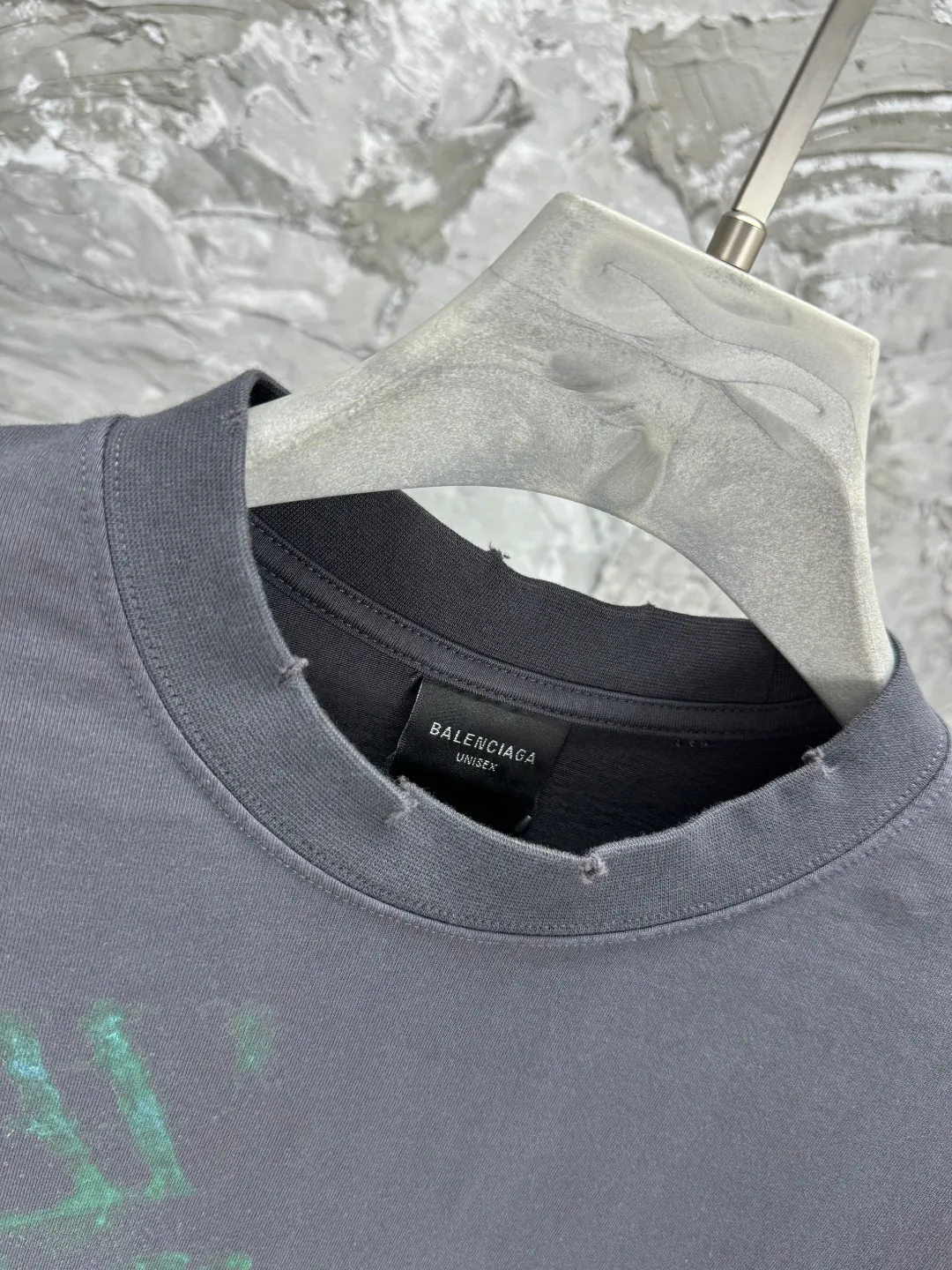 🅿️270 - BALENCI*GA 25 Paris blurred pattern white ink direct-injection long-sleeved T-shirt. The printing uses white ink digital direct-injection. Ready-made garments are washed. Handmade master positioning and worn. The hem is distressed. Overweight craftsmanship. The letters are clear. The effect is three-dimensional. Exclusively pattern-woven and dyed 280g fabric. Threads are dyed in the same cylinder with zero color difference. The version adopts OS loose shoulder version. Welcome to compare. Same style for men and women -Color: gray blue -SIZE: Xs S M L style number 8639#