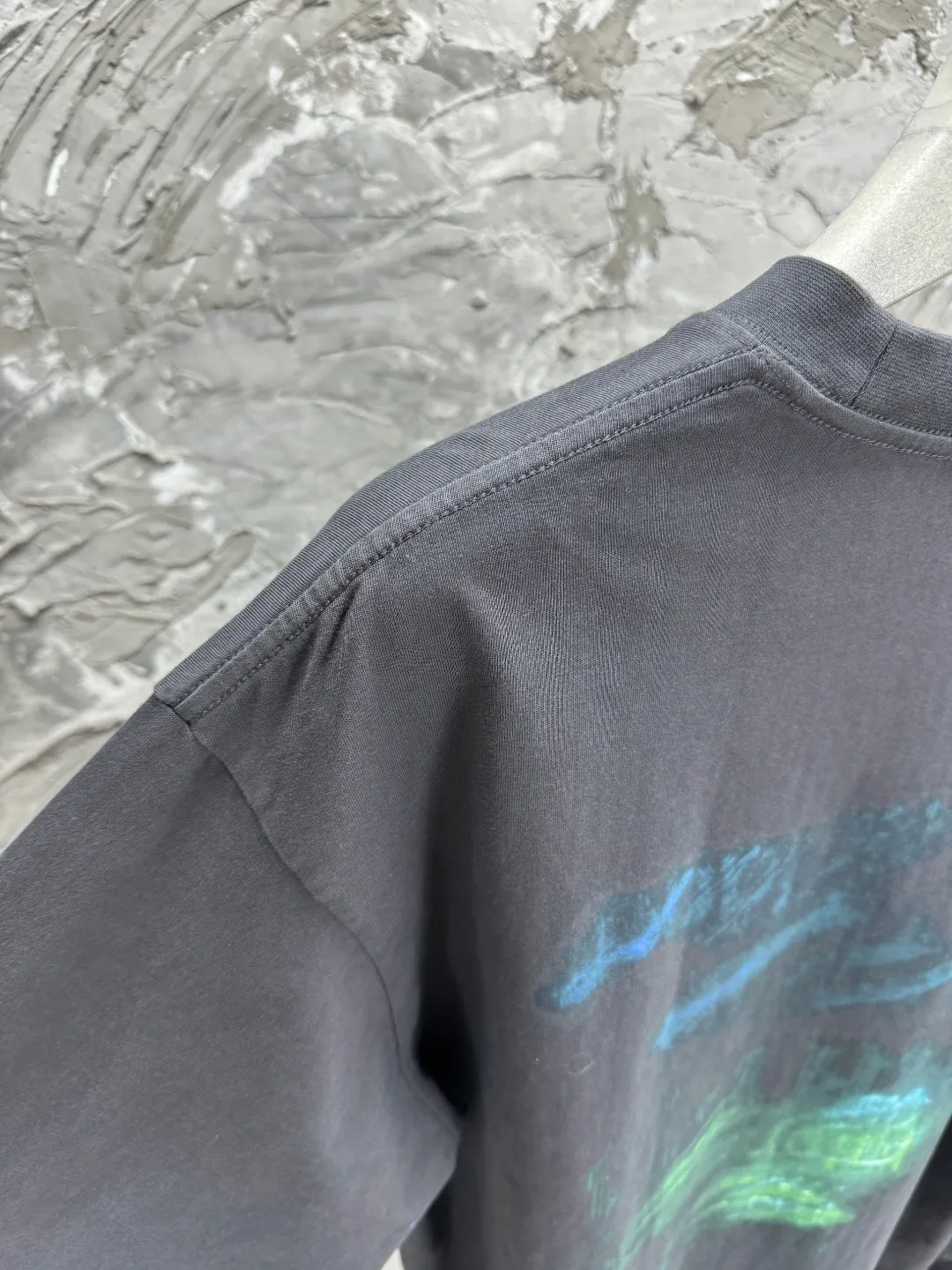 🅿️270 - BALENCI*GA 25 Paris blurred pattern white ink direct-injection long-sleeved T-shirt. The printing uses white ink digital direct-injection. Ready-made garments are washed. Handmade master positioning and worn. The hem is distressed. Overweight craftsmanship. The letters are clear. The effect is three-dimensional. Exclusively pattern-woven and dyed 280g fabric. Threads are dyed in the same cylinder with zero color difference. The version adopts OS loose shoulder version. Welcome to compare. Same style for men and women -Color: gray blue -SIZE: Xs S M L style number 8639#