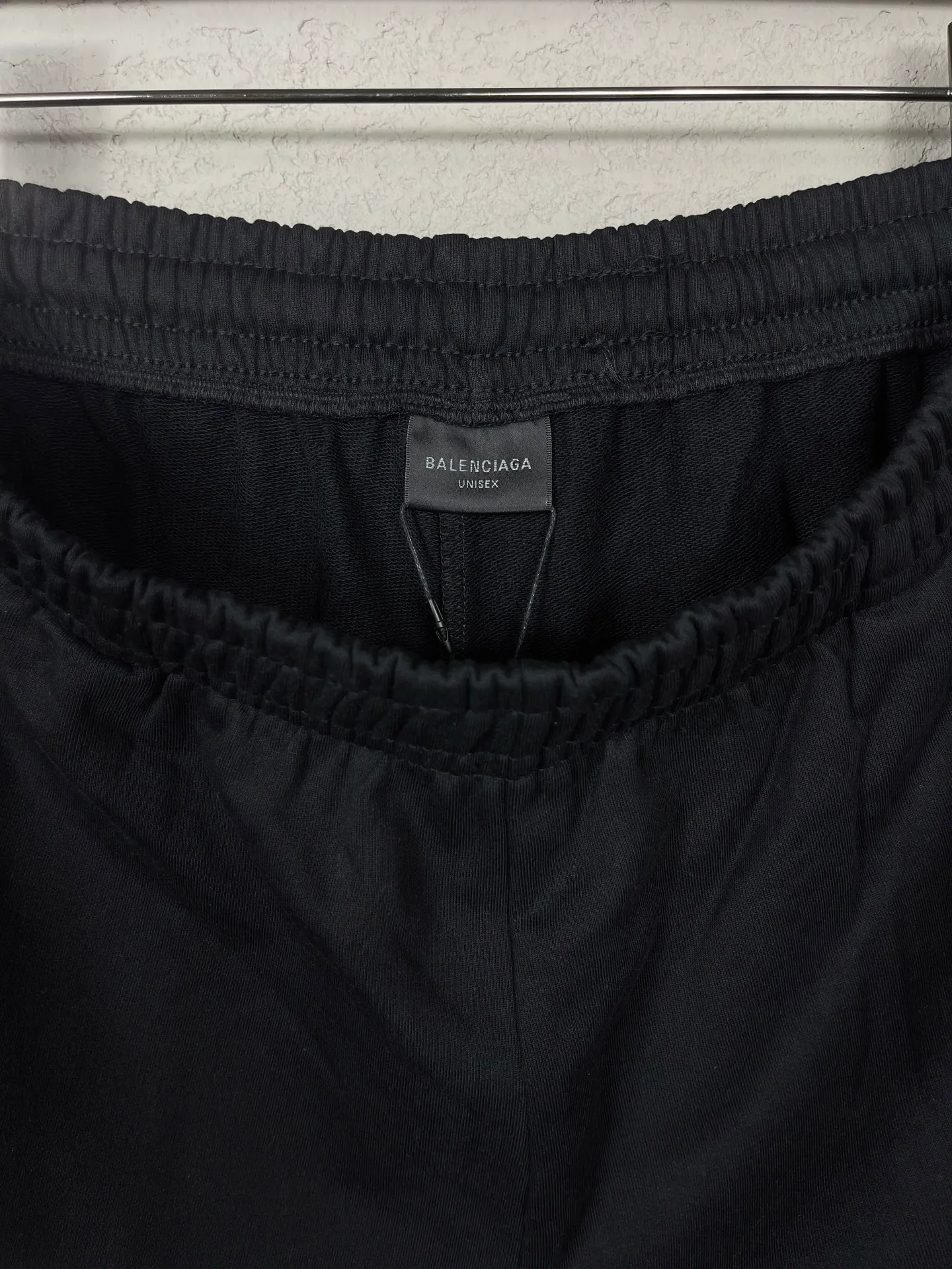 🅿️210 real photos [Top version. Official website quality] BALENCI*GA/Paris. New model. Double B classic LOGO embroidered shorts. Brick cabinet synchronization. Genuine product developed at the first time, please print and compare! The fabric is made of Paris ZP custom-woven and dyed 100% cotton terry sweatshirt. The weight is 460 grams. The cloth surface is clean. The cloth pattern is clear and the hand feels soft and comfortable. The embroidery uses an imported Tajima embroidery machine. The letters are clear and the effect is three-dimensional. The version adopts a loose version. Same style for men and women. Code: BL257016 Color: black, rice size: XS S M L