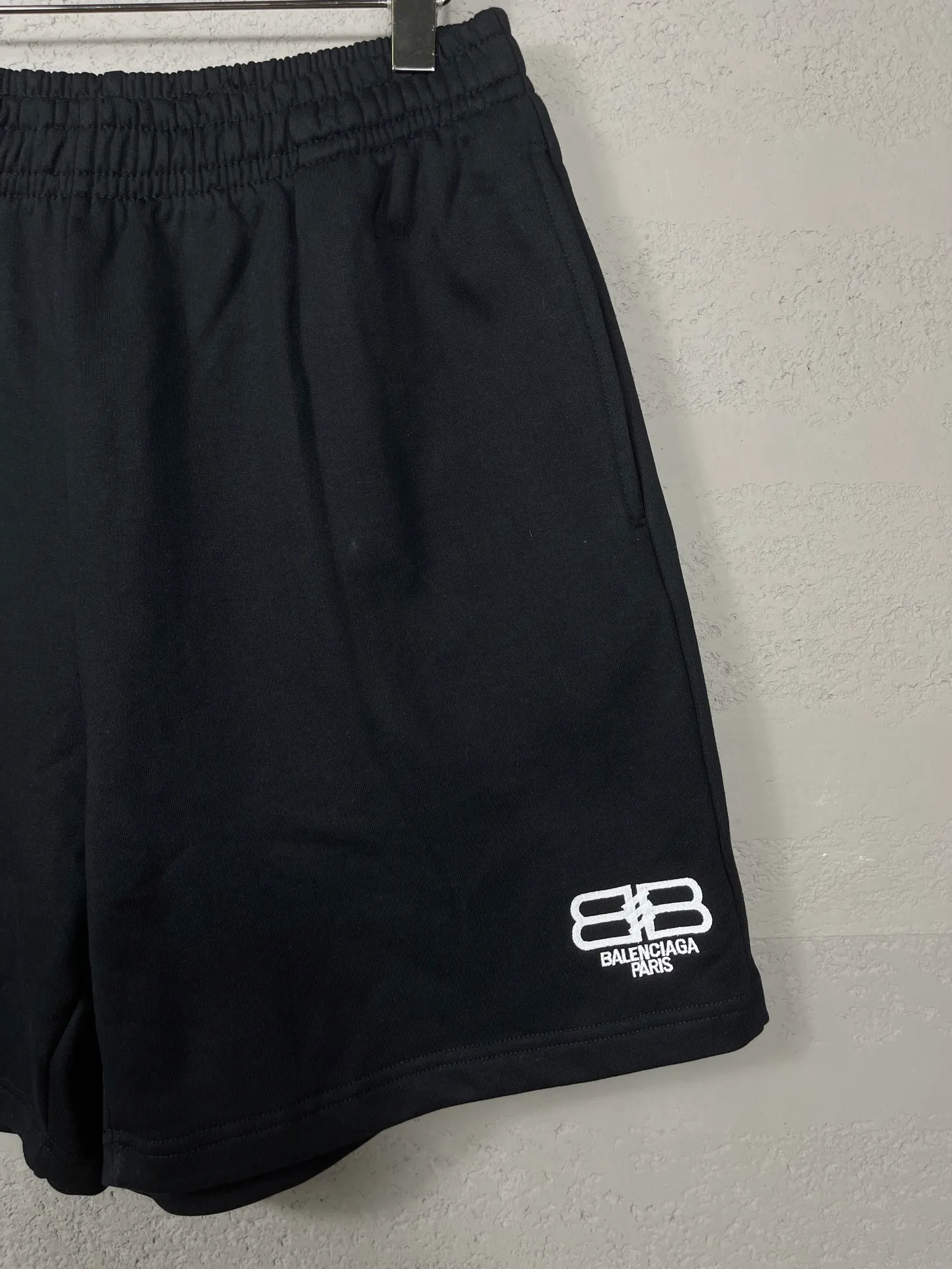 🅿️210 real photos [Top version. Official website quality] BALENCI*GA/Paris. New model. Double B classic LOGO embroidered shorts. Brick cabinet synchronization. Genuine product developed at the first time, please print and compare! The fabric is made of Paris ZP custom-woven and dyed 100% cotton terry sweatshirt. The weight is 460 grams. The cloth surface is clean. The cloth pattern is clear and the hand feels soft and comfortable. The embroidery uses an imported Tajima embroidery machine. The letters are clear and the effect is three-dimensional. The version adopts a loose version. Same style for men and women. Code: BL257016 Color: black, rice size: XS S M L
