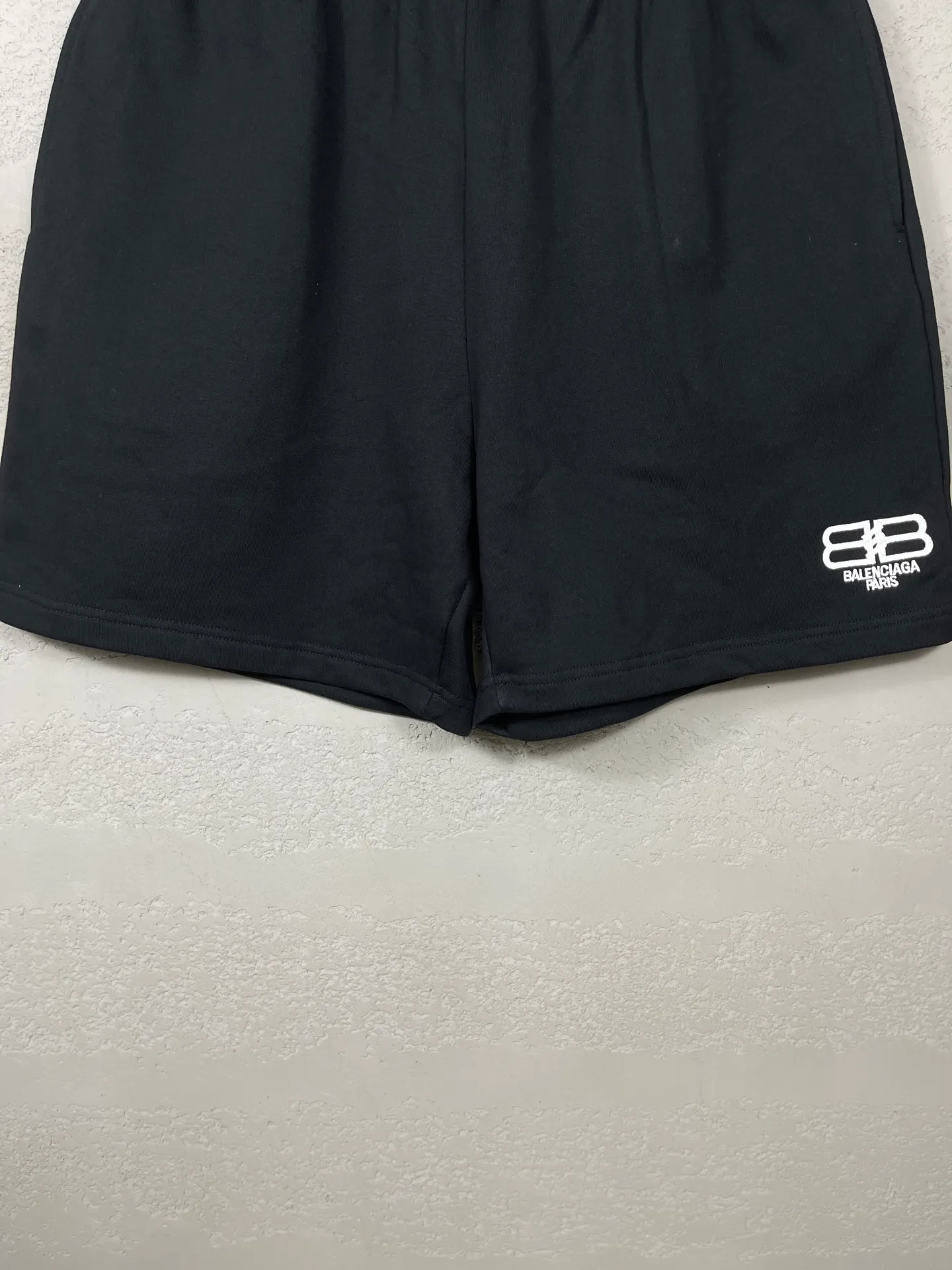 🅿️210 real photos [Top version. Official website quality] BALENCI*GA/Paris. New model. Double B classic LOGO embroidered shorts. Brick cabinet synchronization. Genuine product developed at the first time, please print and compare! The fabric is made of Paris ZP custom-woven and dyed 100% cotton terry sweatshirt. The weight is 460 grams. The cloth surface is clean. The cloth pattern is clear and the hand feels soft and comfortable. The embroidery uses an imported Tajima embroidery machine. The letters are clear and the effect is three-dimensional. The version adopts a loose version. Same style for men and women. Code: BL257016 Color: black, rice size: XS S M L