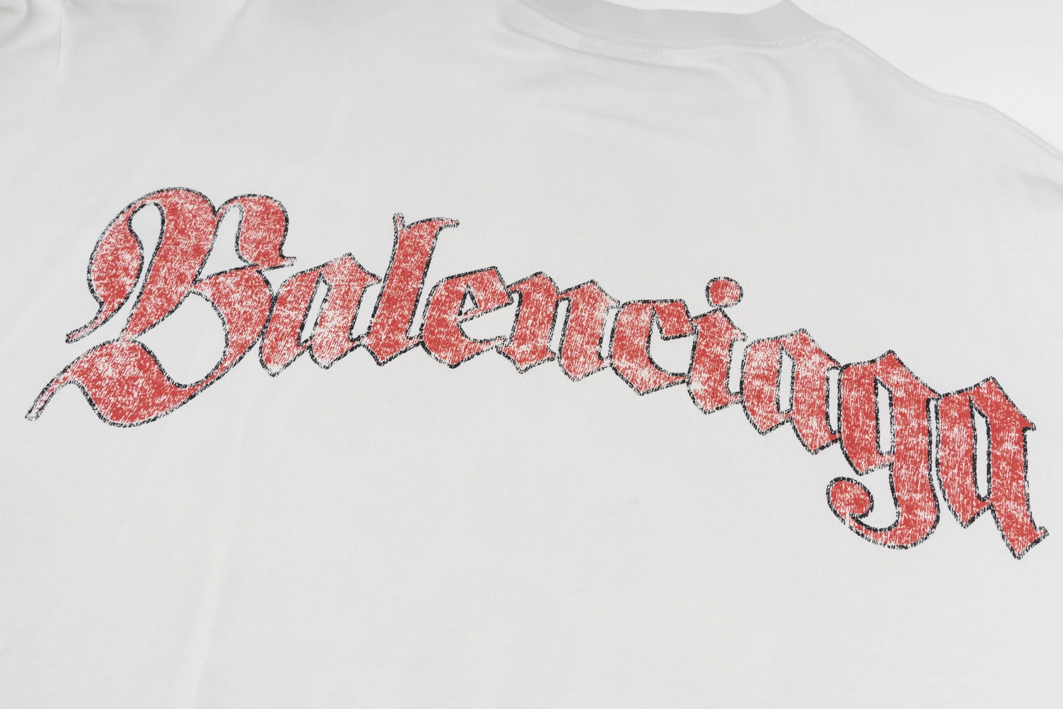 🅿️290 Exclusive supply] BLCG 25FW badge printed short sleeves (white) The fabric is made of 24S 185g double yarn special textile compact cotton, and the rib is made of 32S 340g double yarn stretch rib. The structure of pure cotton fabric is plain weave. The surface of the fabric is smooth and delicate, and the texture is tight. It has good moisture absorption, breathability and comfort, and can keep you dry and comfortable. Due to its tight spinning process, it also has good wrinkle resistance and durability, making it suitable for long-term wear or use. The multi-layer superposition process of dark flower paste dots uses precision screen technology to cover the fabric with translucent printing paste through multiple layered printing. Each layer is laminated and fused with micron-level tolerances. Through subtle changes in the thickness and density of the slurry, an invisible pattern with a transition between dark and light is formed on the surface of the fabric. This technology replaces color contrast with physical accumulation, and uses the diffuse reflection of light on concave and convex surfaces to present a looming light and shadow relief effect, creating a high-end print with both visual haziness and tactile three-dimensionality, which perfectly fits the low-key and luxurious design aesthetics. Size:XS-S-M-L