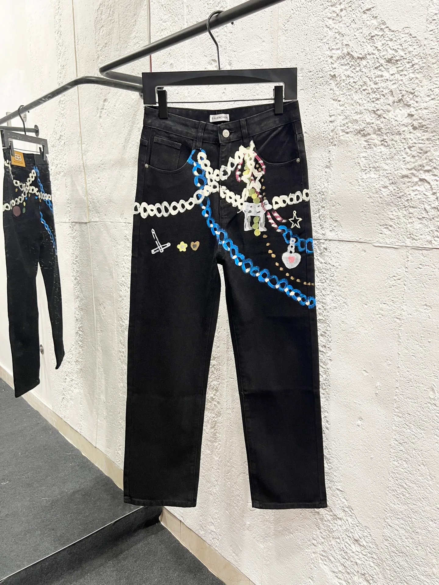 🅿️260 Style No.: H944 Balenciaga & BALENCIAGA SS25 1981M distressed washed candy chain 3D printed jeans for men and women, top ceiling quality, styles with different washed textures, very friendly to people with thin legs and thick legs, straight and slim fit very flattering leg shape, moderate length that never goes out of style, easy and casual to match, basic styling for various styles, a must-have in the wardrobe! The fabric is stiff but also makes the upper body soft without losing texture. The washing process is even more perfect. It is a must-have item for everyone! ! ! Washed wheat, hang tag, pants label, three labels complete Color: black Size: 28, 30, 32, 34, 36