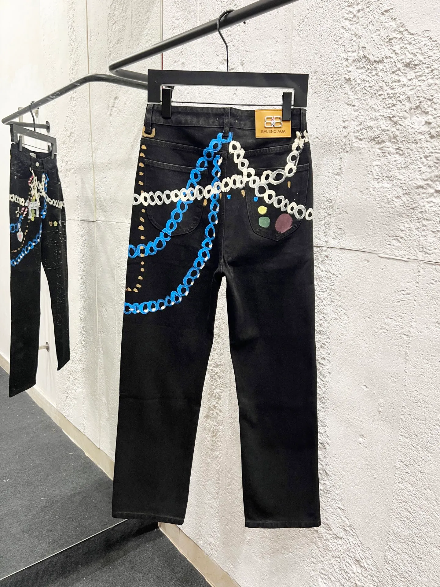 🅿️260 Style No.: H944 Balenciaga & BALENCIAGA SS25 1981M distressed washed candy chain 3D printed jeans for men and women, top ceiling quality, styles with different washed textures, very friendly to people with thin legs and thick legs, straight and slim fit very flattering leg shape, moderate length that never goes out of style, easy and casual to match, basic styling for various styles, a must-have in the wardrobe! The fabric is stiff but also makes the upper body soft without losing texture. The washing process is even more perfect. It is a must-have item for everyone! ! ! Washed wheat, hang tag, pants label, three labels complete Color: black Size: 28, 30, 32, 34, 36