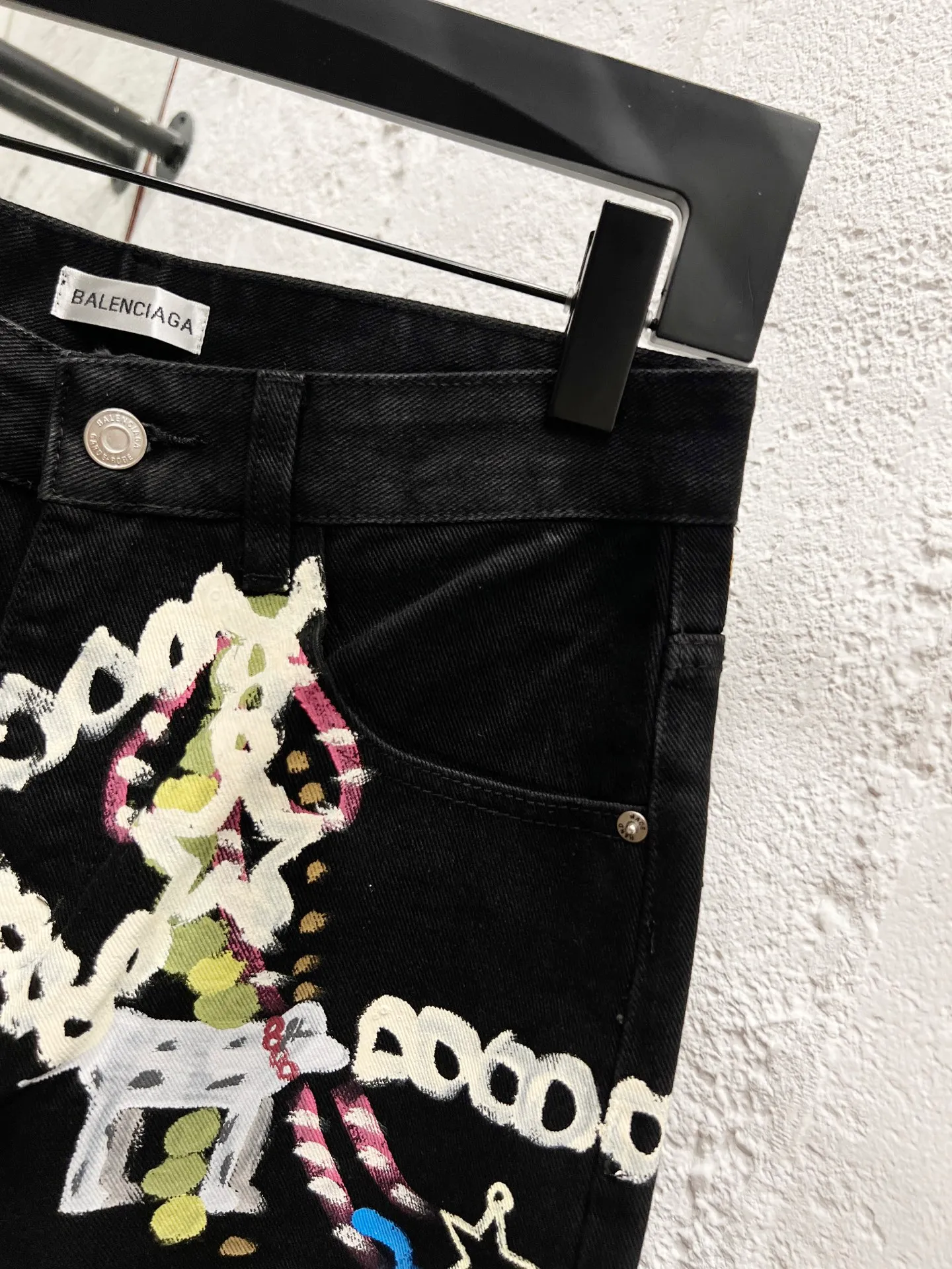 🅿️260 Style No.: H944 Balenciaga & BALENCIAGA SS25 1981M distressed washed candy chain 3D printed jeans for men and women, top ceiling quality, styles with different washed textures, very friendly to people with thin legs and thick legs, straight and slim fit very flattering leg shape, moderate length that never goes out of style, easy and casual to match, basic styling for various styles, a must-have in the wardrobe! The fabric is stiff but also makes the upper body soft without losing texture. The washing process is even more perfect. It is a must-have item for everyone! ! ! Washed wheat, hang tag, pants label, three labels complete Color: black Size: 28, 30, 32, 34, 36