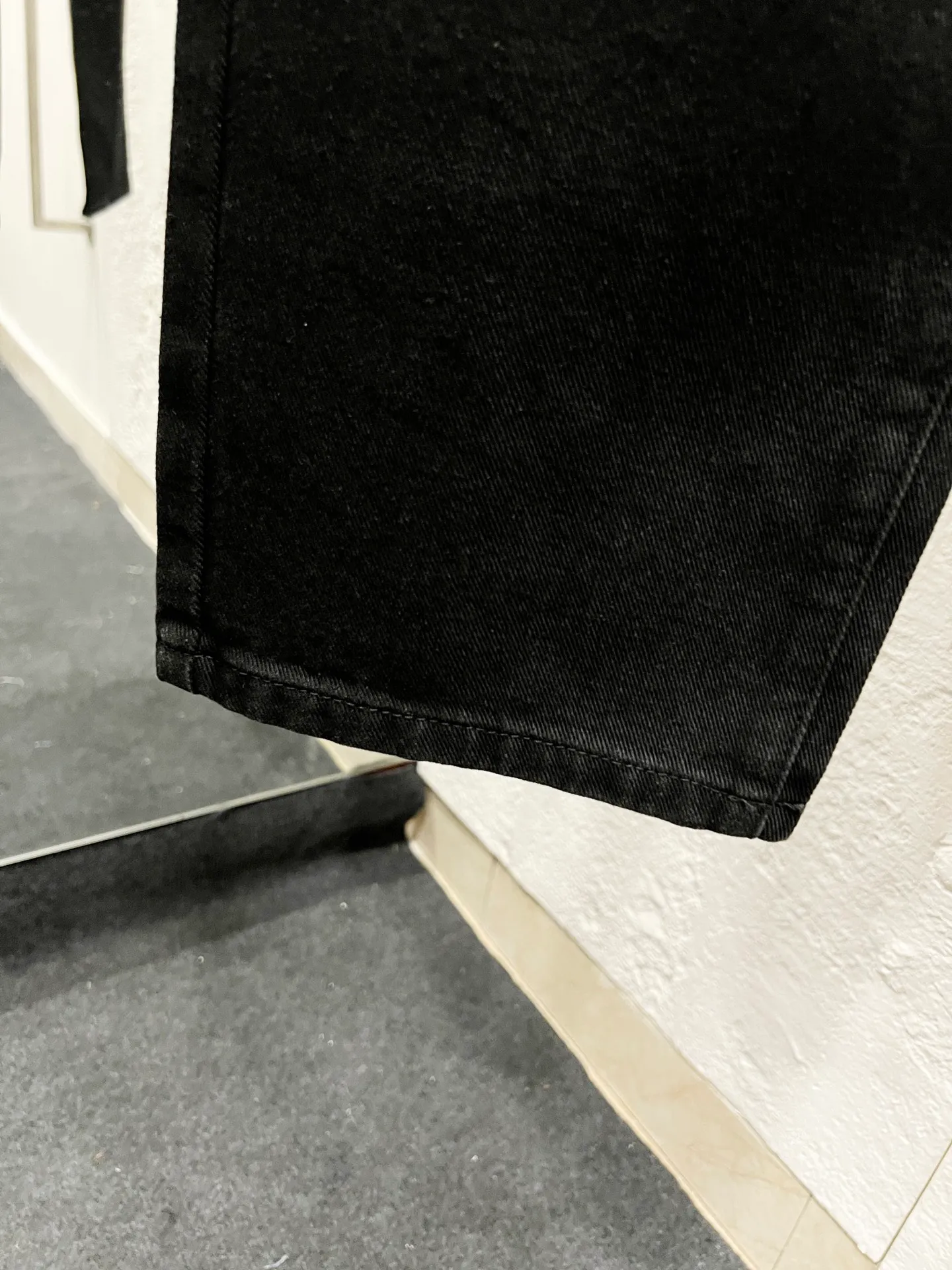 🅿️260 Style No.: H944 Balenciaga & BALENCIAGA SS25 1981M distressed washed candy chain 3D printed jeans for men and women, top ceiling quality, styles with different washed textures, very friendly to people with thin legs and thick legs, straight and slim fit very flattering leg shape, moderate length that never goes out of style, easy and casual to match, basic styling for various styles, a must-have in the wardrobe! The fabric is stiff but also makes the upper body soft without losing texture. The washing process is even more perfect. It is a must-have item for everyone! ! ! Washed wheat, hang tag, pants label, three labels complete Color: black Size: 28, 30, 32, 34, 36