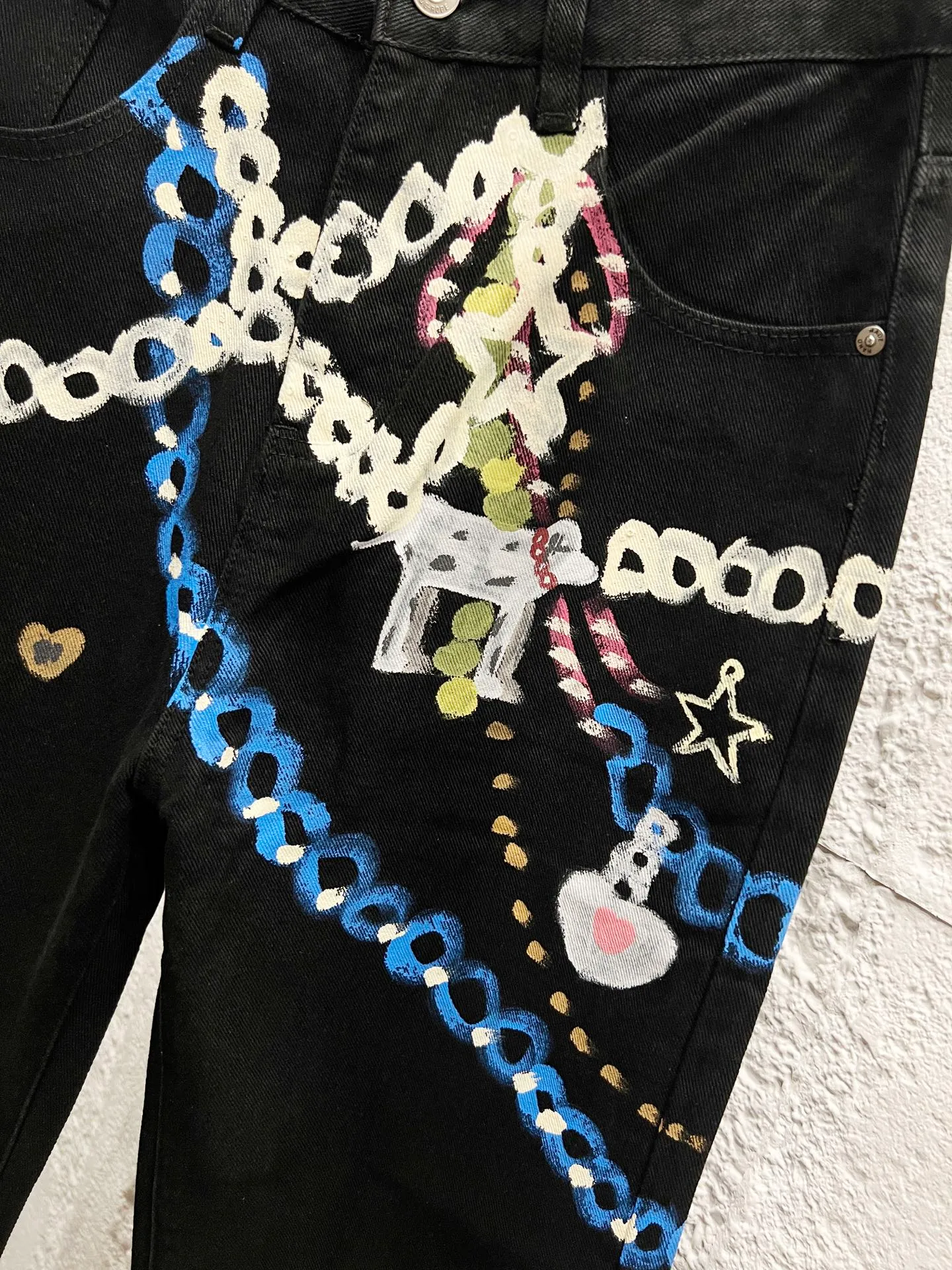 🅿️260 Style No.: H944 Balenciaga & BALENCIAGA SS25 1981M distressed washed candy chain 3D printed jeans for men and women, top ceiling quality, styles with different washed textures, very friendly to people with thin legs and thick legs, straight and slim fit very flattering leg shape, moderate length that never goes out of style, easy and casual to match, basic styling for various styles, a must-have in the wardrobe! The fabric is stiff but also makes the upper body soft without losing texture. The washing process is even more perfect. It is a must-have item for everyone! ! ! Washed wheat, hang tag, pants label, three labels complete Color: black Size: 28, 30, 32, 34, 36