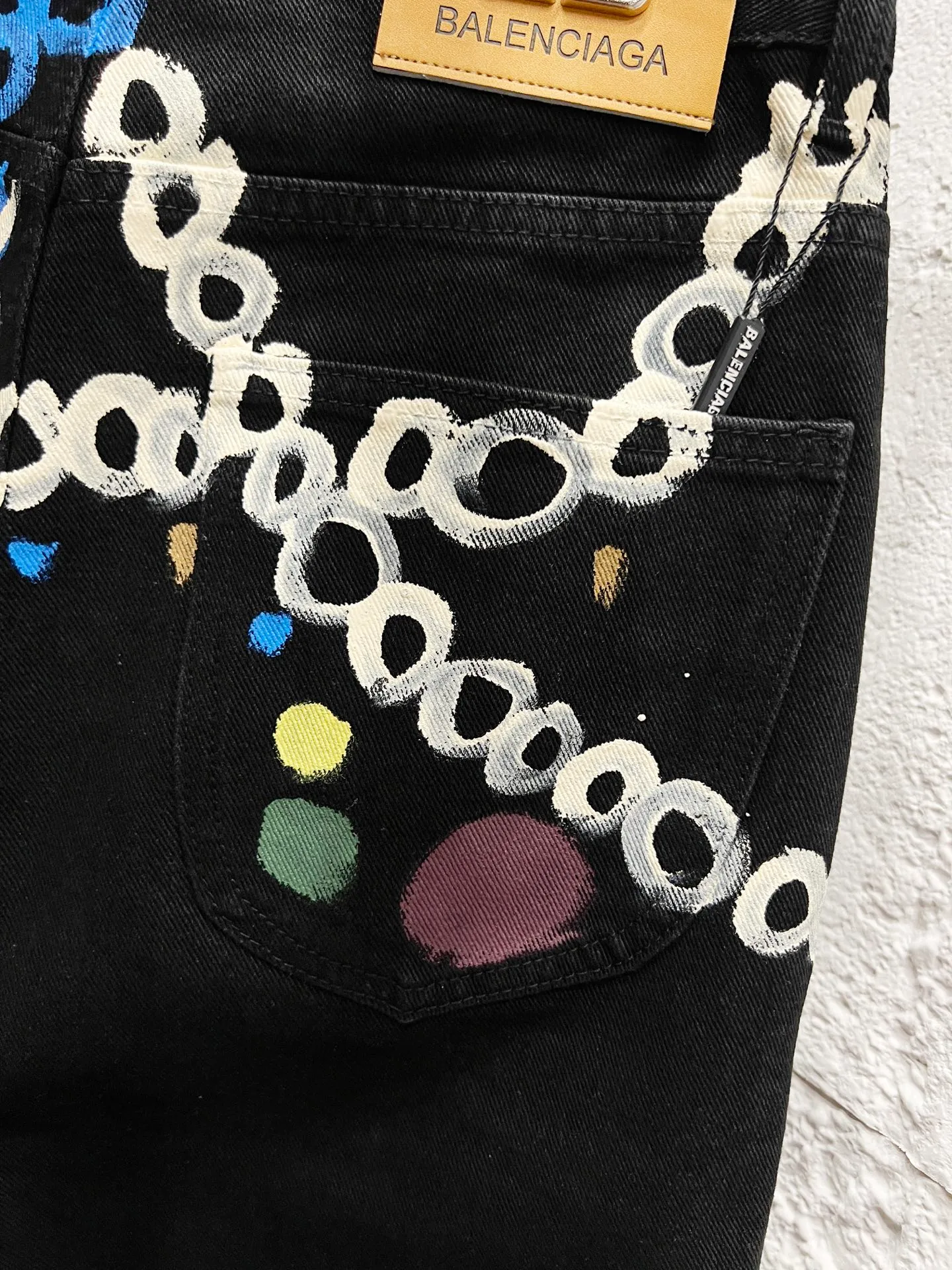 🅿️260 Style No.: H944 Balenciaga & BALENCIAGA SS25 1981M distressed washed candy chain 3D printed jeans for men and women, top ceiling quality, styles with different washed textures, very friendly to people with thin legs and thick legs, straight and slim fit very flattering leg shape, moderate length that never goes out of style, easy and casual to match, basic styling for various styles, a must-have in the wardrobe! The fabric is stiff but also makes the upper body soft without losing texture. The washing process is even more perfect. It is a must-have item for everyone! ! ! Washed wheat, hang tag, pants label, three labels complete Color: black Size: 28, 30, 32, 34, 36
