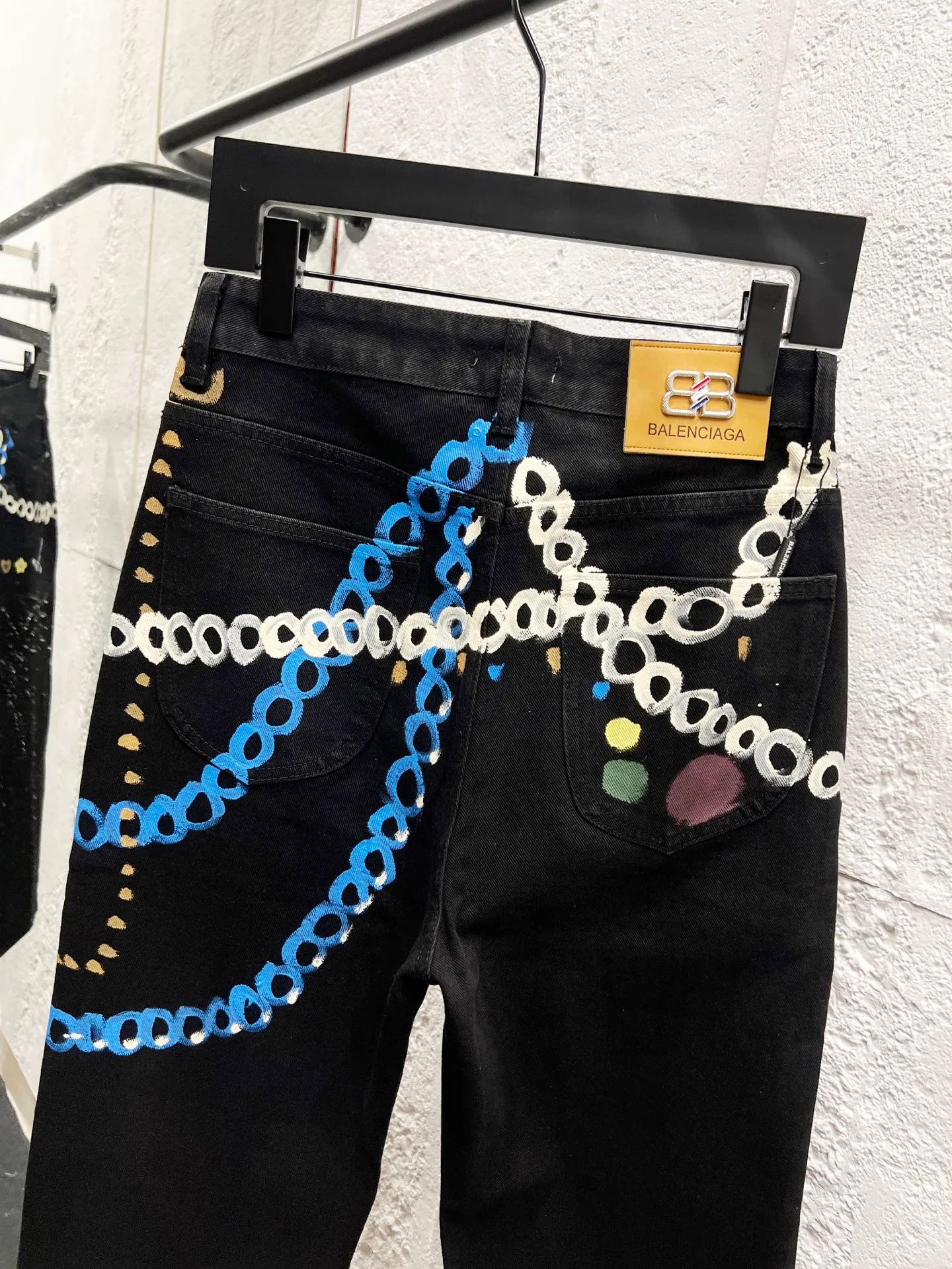 🅿️260 Style No.: H944 Balenciaga & BALENCIAGA SS25 1981M distressed washed candy chain 3D printed jeans for men and women, top ceiling quality, styles with different washed textures, very friendly to people with thin legs and thick legs, straight and slim fit very flattering leg shape, moderate length that never goes out of style, easy and casual to match, basic styling for various styles, a must-have in the wardrobe! The fabric is stiff but also makes the upper body soft without losing texture. The washing process is even more perfect. It is a must-have item for everyone! ! ! Washed wheat, hang tag, pants label, three labels complete Color: black Size: 28, 30, 32, 34, 36