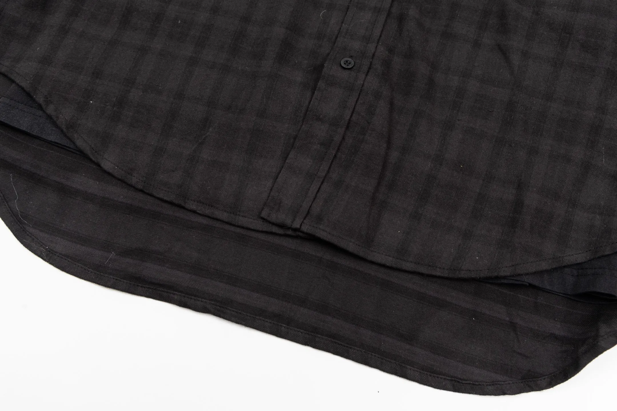 🅿️720 BLCG 25FW night scene plaid genuine two-piece spliced ​​jacket. The shirt fabric is made of custom blended plaid jacquard woven fabric, the T-shirt fabric is made of 24S 185g double yarn special textile compact cotton fabric, and the T-shirt rib is made of 32S 340g double yarn stretch rib. The two-piece set of lapel shirts integrates craftsmanship and dialogues with style through the four pillars of composite structure design, difficult screen printing, sophisticated detail processing and overall distressed finishing. It achieves the diverse unity of style and function, retro and contemporary, luxury and casualness in one single product; it redefines the wearing possibilities of modern shirts. Its core value lies in the groundbreaking "two-piece" composite structure, which perfectly combines the rigor of woven with the flexibility of knitting. The outer shirt is made of cotton poplin, which uses its tight weave structure to bring a smooth surface and crisp bones, creating a smart outer silhouette; the inner part integrates a vintage jersey short sleeve, which uses its natural elasticity and softness to provide unparalleled personal comfort. The interior is printed with front artwork, and the night scene pattern is printed using multi-screen environmentally friendly oil-based dark floral paste. The richness of pattern colors and the precision of details are combined with the use of environmentally friendly oily dark flower paste materials. The special glue can form a light and strong coating after printing. The pattern presents a matte and slightly three-dimensional dark flower effect, which is smooth to the touch without the stickiness and hardening of traditional offset printing, which greatly ensures the wearing comfort and the durability of the pattern. The exterior shirt's crisp lapels, functional chest patch pockets, and exposed rounded hem create a simple yet sophisticated base. Engraved logo buttons, custom accessories with finely engraved logo. Through professional post-finishing processes such as enzyme washing and stone grinding, the garments are softened and micro-abraded as a whole, giving cotton poplin and knitted fabrics a uniform gentle fading and soft touch, imitating the unique texture formed after years of wearing. Size:1-2-3-4