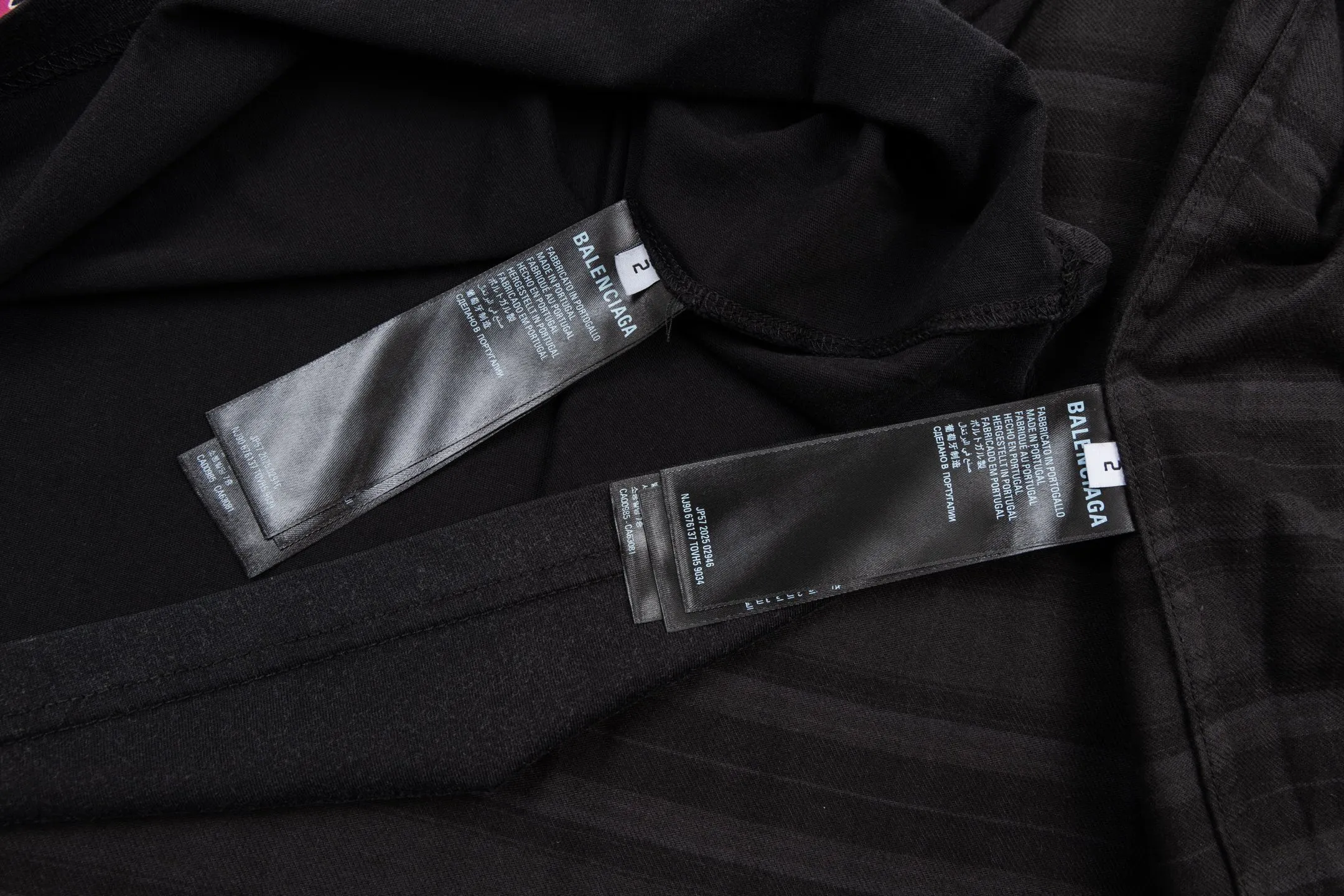 🅿️720 BLCG 25FW night scene plaid genuine two-piece spliced ​​jacket. The shirt fabric is made of custom blended plaid jacquard woven fabric, the T-shirt fabric is made of 24S 185g double yarn special textile compact cotton fabric, and the T-shirt rib is made of 32S 340g double yarn stretch rib. The two-piece set of lapel shirts integrates craftsmanship and dialogues with style through the four pillars of composite structure design, difficult screen printing, sophisticated detail processing and overall distressed finishing. It achieves the diverse unity of style and function, retro and contemporary, luxury and casualness in one single product; it redefines the wearing possibilities of modern shirts. Its core value lies in the groundbreaking "two-piece" composite structure, which perfectly combines the rigor of woven with the flexibility of knitting. The outer shirt is made of cotton poplin, which uses its tight weave structure to bring a smooth surface and crisp bones, creating a smart outer silhouette; the inner part integrates a vintage jersey short sleeve, which uses its natural elasticity and softness to provide unparalleled personal comfort. The interior is printed with front artwork, and the night scene pattern is printed using multi-screen environmentally friendly oil-based dark floral paste. The richness of pattern colors and the precision of details are combined with the use of environmentally friendly oily dark flower paste materials. The special glue can form a light and strong coating after printing. The pattern presents a matte and slightly three-dimensional dark flower effect, which is smooth to the touch without the stickiness and hardening of traditional offset printing, which greatly ensures the wearing comfort and the durability of the pattern. The exterior shirt's crisp lapels, functional chest patch pockets, and exposed rounded hem create a simple yet sophisticated base. Engraved logo buttons, custom accessories with finely engraved logo. Through professional post-finishing processes such as enzyme washing and stone grinding, the garments are softened and micro-abraded as a whole, giving cotton poplin and knitted fabrics a uniform gentle fading and soft touch, imitating the unique texture formed after years of wearing. Size:1-2-3-4