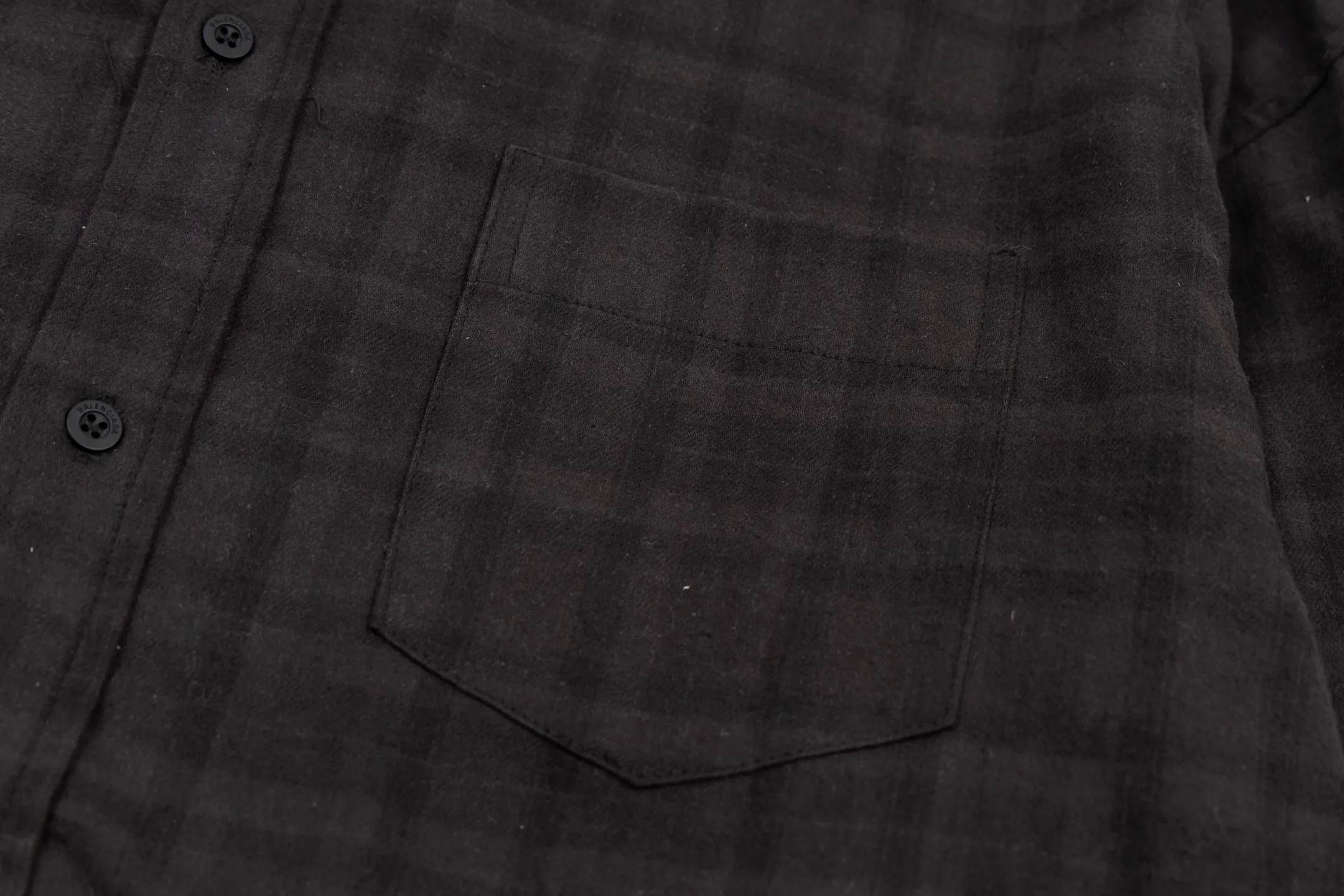 🅿️720 BLCG 25FW night scene plaid genuine two-piece spliced ​​jacket. The shirt fabric is made of custom blended plaid jacquard woven fabric, the T-shirt fabric is made of 24S 185g double yarn special textile compact cotton fabric, and the T-shirt rib is made of 32S 340g double yarn stretch rib. The two-piece set of lapel shirts integrates craftsmanship and dialogues with style through the four pillars of composite structure design, difficult screen printing, sophisticated detail processing and overall distressed finishing. It achieves the diverse unity of style and function, retro and contemporary, luxury and casualness in one single product; it redefines the wearing possibilities of modern shirts. Its core value lies in the groundbreaking "two-piece" composite structure, which perfectly combines the rigor of woven with the flexibility of knitting. The outer shirt is made of cotton poplin, which uses its tight weave structure to bring a smooth surface and crisp bones, creating a smart outer silhouette; the inner part integrates a vintage jersey short sleeve, which uses its natural elasticity and softness to provide unparalleled personal comfort. The interior is printed with front artwork, and the night scene pattern is printed using multi-screen environmentally friendly oil-based dark floral paste. The richness of pattern colors and the precision of details are combined with the use of environmentally friendly oily dark flower paste materials. The special glue can form a light and strong coating after printing. The pattern presents a matte and slightly three-dimensional dark flower effect, which is smooth to the touch without the stickiness and hardening of traditional offset printing, which greatly ensures the wearing comfort and the durability of the pattern. The exterior shirt's crisp lapels, functional chest patch pockets, and exposed rounded hem create a simple yet sophisticated base. Engraved logo buttons, custom accessories with finely engraved logo. Through professional post-finishing processes such as enzyme washing and stone grinding, the garments are softened and micro-abraded as a whole, giving cotton poplin and knitted fabrics a uniform gentle fading and soft touch, imitating the unique texture formed after years of wearing. Size:1-2-3-4