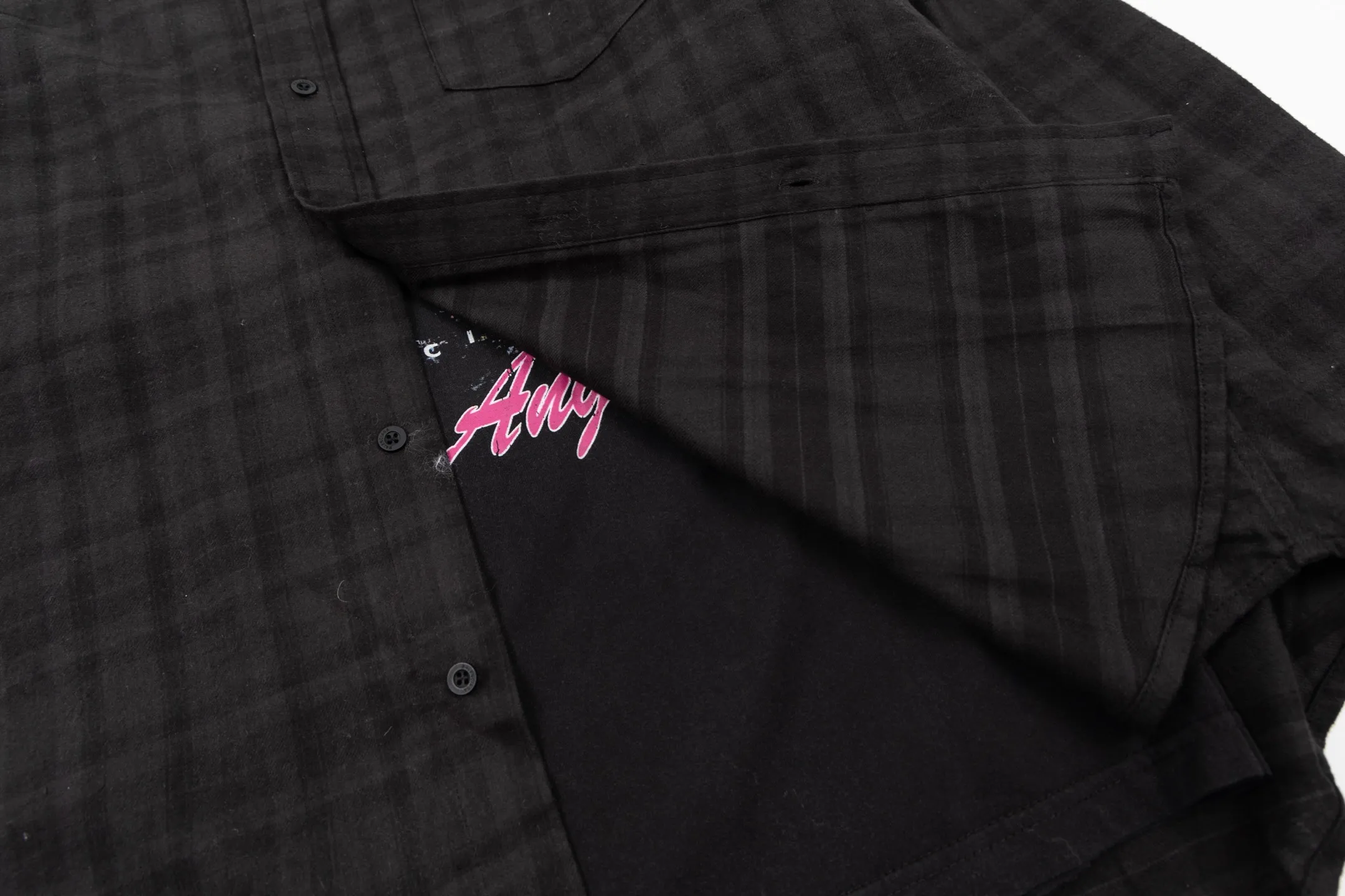 🅿️720 BLCG 25FW night scene plaid genuine two-piece spliced ​​jacket. The shirt fabric is made of custom blended plaid jacquard woven fabric, the T-shirt fabric is made of 24S 185g double yarn special textile compact cotton fabric, and the T-shirt rib is made of 32S 340g double yarn stretch rib. The two-piece set of lapel shirts integrates craftsmanship and dialogues with style through the four pillars of composite structure design, difficult screen printing, sophisticated detail processing and overall distressed finishing. It achieves the diverse unity of style and function, retro and contemporary, luxury and casualness in one single product; it redefines the wearing possibilities of modern shirts. Its core value lies in the groundbreaking "two-piece" composite structure, which perfectly combines the rigor of woven with the flexibility of knitting. The outer shirt is made of cotton poplin, which uses its tight weave structure to bring a smooth surface and crisp bones, creating a smart outer silhouette; the inner part integrates a vintage jersey short sleeve, which uses its natural elasticity and softness to provide unparalleled personal comfort. The interior is printed with front artwork, and the night scene pattern is printed using multi-screen environmentally friendly oil-based dark floral paste. The richness of pattern colors and the precision of details are combined with the use of environmentally friendly oily dark flower paste materials. The special glue can form a light and strong coating after printing. The pattern presents a matte and slightly three-dimensional dark flower effect, which is smooth to the touch without the stickiness and hardening of traditional offset printing, which greatly ensures the wearing comfort and the durability of the pattern. The exterior shirt's crisp lapels, functional chest patch pockets, and exposed rounded hem create a simple yet sophisticated base. Engraved logo buttons, custom accessories with finely engraved logo. Through professional post-finishing processes such as enzyme washing and stone grinding, the garments are softened and micro-abraded as a whole, giving cotton poplin and knitted fabrics a uniform gentle fading and soft touch, imitating the unique texture formed after years of wearing. Size:1-2-3-4