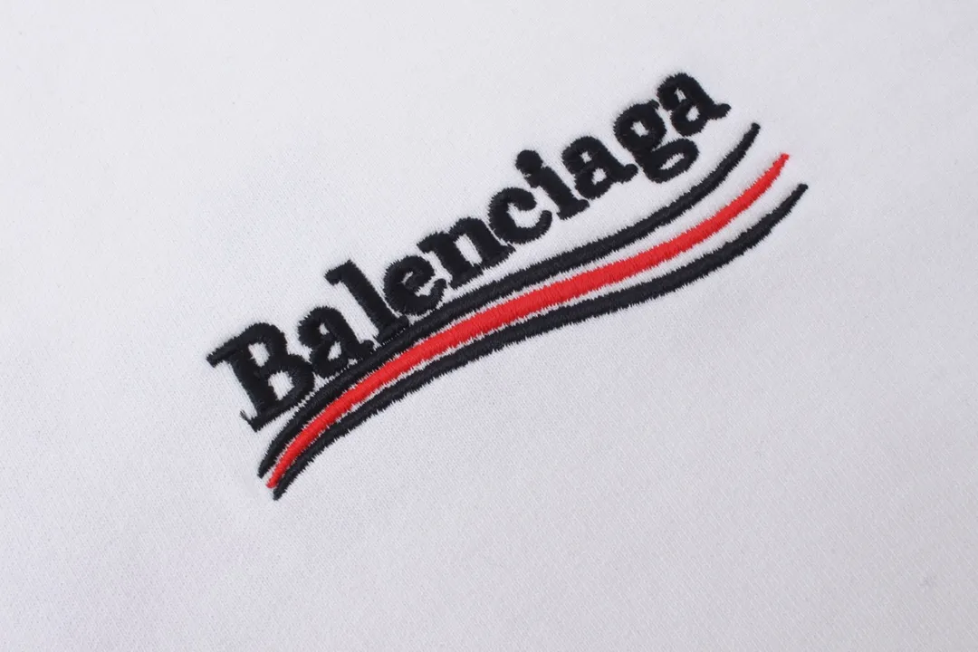 🅿️240 Detailed picture [Top version. Official website quality] BALENCI*GA/Paris #Classic style. Coke embroidered round neck sweatshirt. The fabric is made of Paris ZP custom-woven and dyed cotton sweatshirt. The weight is 450 grams. The cloth surface is clean. The cloth pattern is clear, soft and comfortable. The threads are dyed with no color difference. The classic pattern embroidery uses an imported embroidery machine, and the embroidery thread color is embroidered according to the original color. It is produced according to the pictures in the Jubie market. The letters are clear. The three-dimensional effect is strong. The version adopts the OS loose shoulder version. The same style for men and women. Coding: BL235565 Color: black, white, dark gray, blue, off-white Size: XS S M L