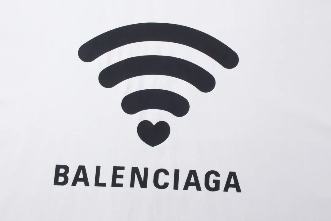 🅿️166 detailed pictures [Top version. Official website quality] BALENCI*GA/Paris. 2024 limited edition. 520 limited WI-FI catwalk style printed short-sleeved T-shirt. Brick cabinet synchronization. Genuine product developed at the first time, happy to print and compare! The fabric is made of Paris ZP custom-woven and dyed cotton double yarn. Weighing 260 grams, the cloth surface is clean. The cloth pattern is clear, soft and comfortable. The threads are dyed with no color difference. The printing uses environmentally friendly imported materials. The letters are clear and the effect is three-dimensional. The version adopts OS loose shoulder design. Same style for men and women. Code: BL223368 Color: black. Off-white Size: XS to L