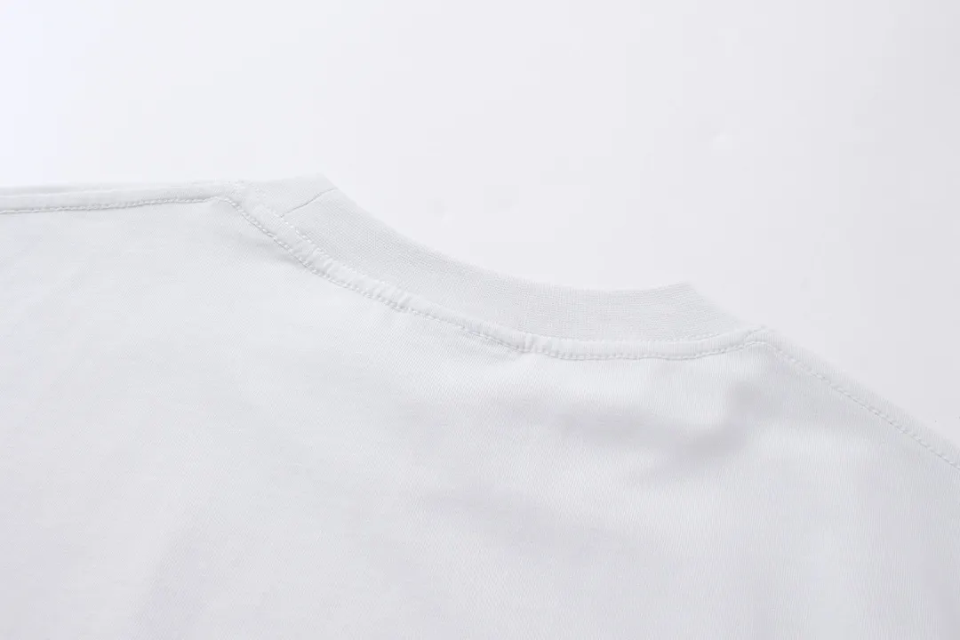 🅿️166 detailed pictures [Top version. Official website quality] BALENCI*GA/Paris. 2024 limited edition. 520 limited WI-FI catwalk style printed short-sleeved T-shirt. Brick cabinet synchronization. Genuine product developed at the first time, happy to print and compare! The fabric is made of Paris ZP custom-woven and dyed cotton double yarn. Weighing 260 grams, the cloth surface is clean. The cloth pattern is clear, soft and comfortable. The threads are dyed with no color difference. The printing uses environmentally friendly imported materials. The letters are clear and the effect is three-dimensional. The version adopts OS loose shoulder design. Same style for men and women. Code: BL223368 Color: black. Off-white Size: XS to L