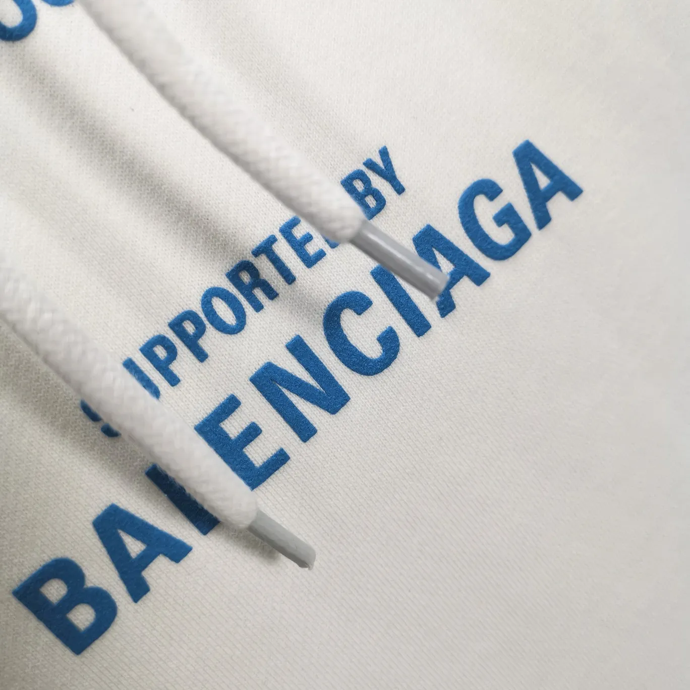 Additional details - top-grade Balenciaga Balenciaga 22SS new WFP World Food Agency male and female couple celebrity autumn and winter pure cotton hooded sweatshirt. The fabric is made of 480g pure cotton terry material. It does not pill and feels very good. It has been printed and dressed up dozens of times to achieve a 1:1 effect. All imported slurries are used. Proportional foaming powder is added to the slurry to foam at high temperatures. The printing convex effect is very good, and the powder does not fall off and does not break. The front and rear panels are washable and environmentally friendly. The entire printing process takes a long time. The hem and cuffs are all customized threads. There is no error in dyeing in the same vat. The workmanship is perfect. The accessories are all customized. This year’s market hot trend has many Internet celebrities. The top is very trendy. The same style for men and women. OverSzie version. Color: Black White Size: XS-L P:450