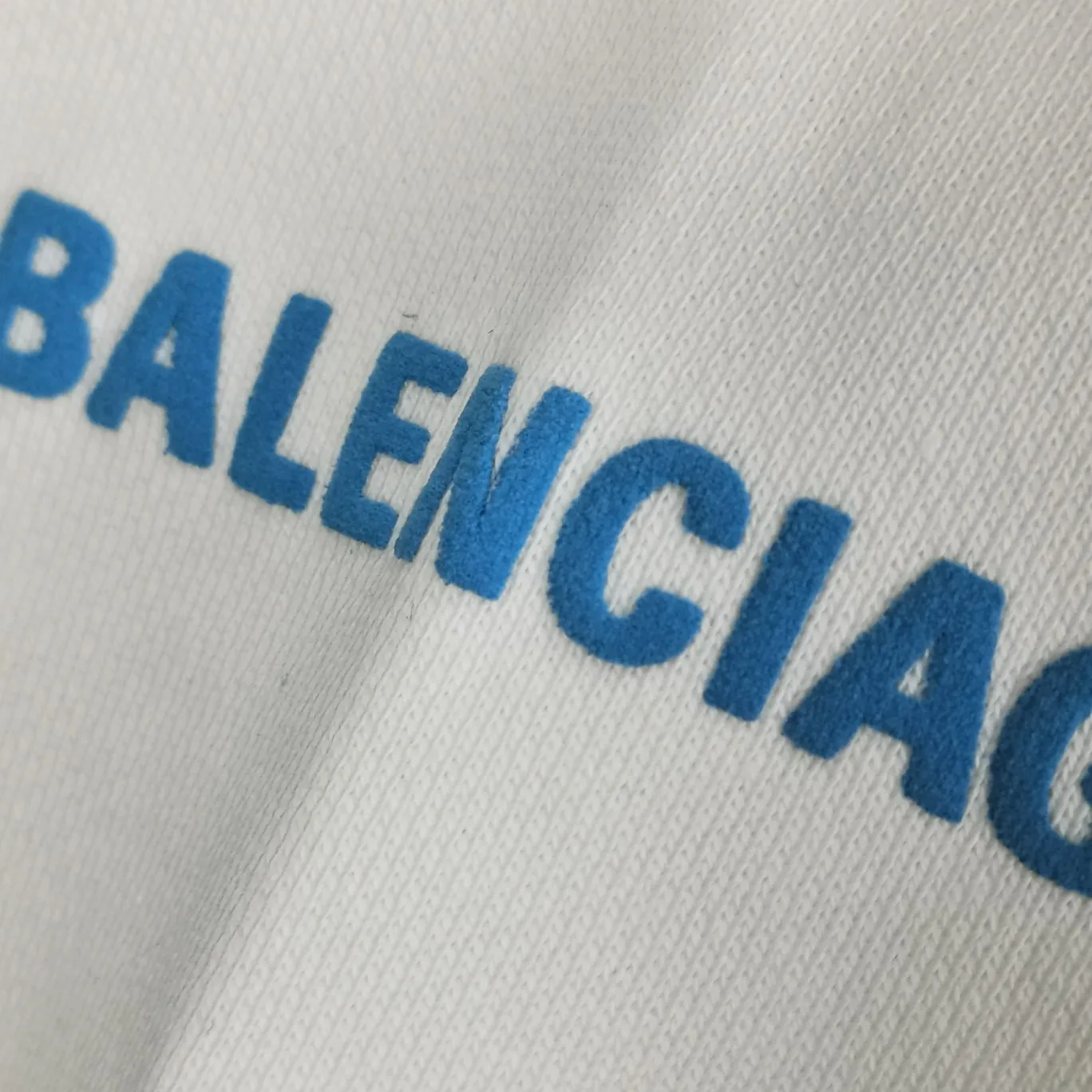 Additional details - top-grade Balenciaga Balenciaga 22SS new WFP World Food Agency male and female couple celebrity autumn and winter pure cotton hooded sweatshirt. The fabric is made of 480g pure cotton terry material. It does not pill and feels very good. It has been printed and dressed up dozens of times to achieve a 1:1 effect. All imported slurries are used. Proportional foaming powder is added to the slurry to foam at high temperatures. The printing convex effect is very good, and the powder does not fall off and does not break. The front and rear panels are washable and environmentally friendly. The entire printing process takes a long time. The hem and cuffs are all customized threads. There is no error in dyeing in the same vat. The workmanship is perfect. The accessories are all customized. This year’s market hot trend has many Internet celebrities. The top is very trendy. The same style for men and women. OverSzie version. Color: Black White Size: XS-L P:450