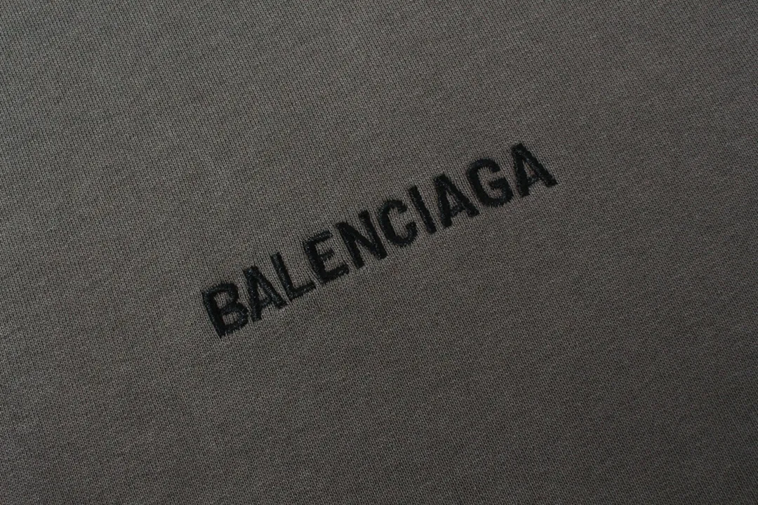 🅿️300 Detailed picture [Top version. Official website quality] BALENCI*GA/Paris#Classic model. Classic letter embroidered long-sleeved hooded sweatshirt on the front and back. 2023 autumn and winter brick cabinet synchronization.                       The fabric is made of Paris ZP custom-woven and dyed cotton double yarn David coat. The weight is 450 grams. The cloth surface is clean. The cloth pattern is clear, soft and comfortable. The threads are dyed with no color difference. The classic letters are embroidered with an imported Tajima embroidery machine. The letters are clear and the effect is three-dimensional, restoring the brick cabinet. The version adopts the OS loose shoulder style. The same style for men and women. Coding: BL238039 Color: black, ash, purple, khaki, off-white Size: XS S M L