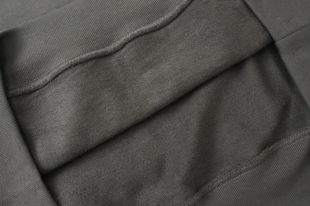 🅿️300 Detailed picture [Top version. Official website quality] BALENCI*GA/Paris#Classic model. Classic letter embroidered long-sleeved hooded sweatshirt on the front and back. 2023 autumn and winter brick cabinet synchronization.                       The fabric is made of Paris ZP custom-woven and dyed cotton double yarn David coat. The weight is 450 grams. The cloth surface is clean. The cloth pattern is clear, soft and comfortable. The threads are dyed with no color difference. The classic letters are embroidered with an imported Tajima embroidery machine. The letters are clear and the effect is three-dimensional, restoring the brick cabinet. The version adopts the OS loose shoulder style. The same style for men and women. Coding: BL238039 Color: black, ash, purple, khaki, off-white Size: XS S M L