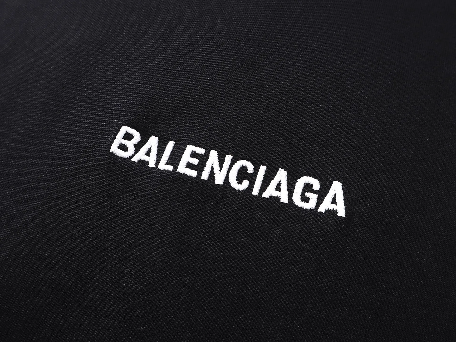 🅿️170 real photos [Top version. Official website quality] BALENCI*GA/25 new model. Distressed sleeveless T-shirt with Paris LOGO embroidery on the front and back #SS25 latest style. Research and development at the first time, different market currencies. Comparisons welcome. The fabric is made of Paris ZP custom-woven and dyed cotton double yarn. Weighing 260 grams, the cloth surface is clean. The cloth pattern is clear, soft and comfortable. The threads are dyed with no color difference. The embroidery is done with embroidery machines imported from Tajima, and the garments are washed and worn to make them look old. Jubie market currency. Welcome to compare. The version adopts OS loose shoulder design. Same style for men and women. Code: BL253695 Color: Beige, black Size: XS S M L