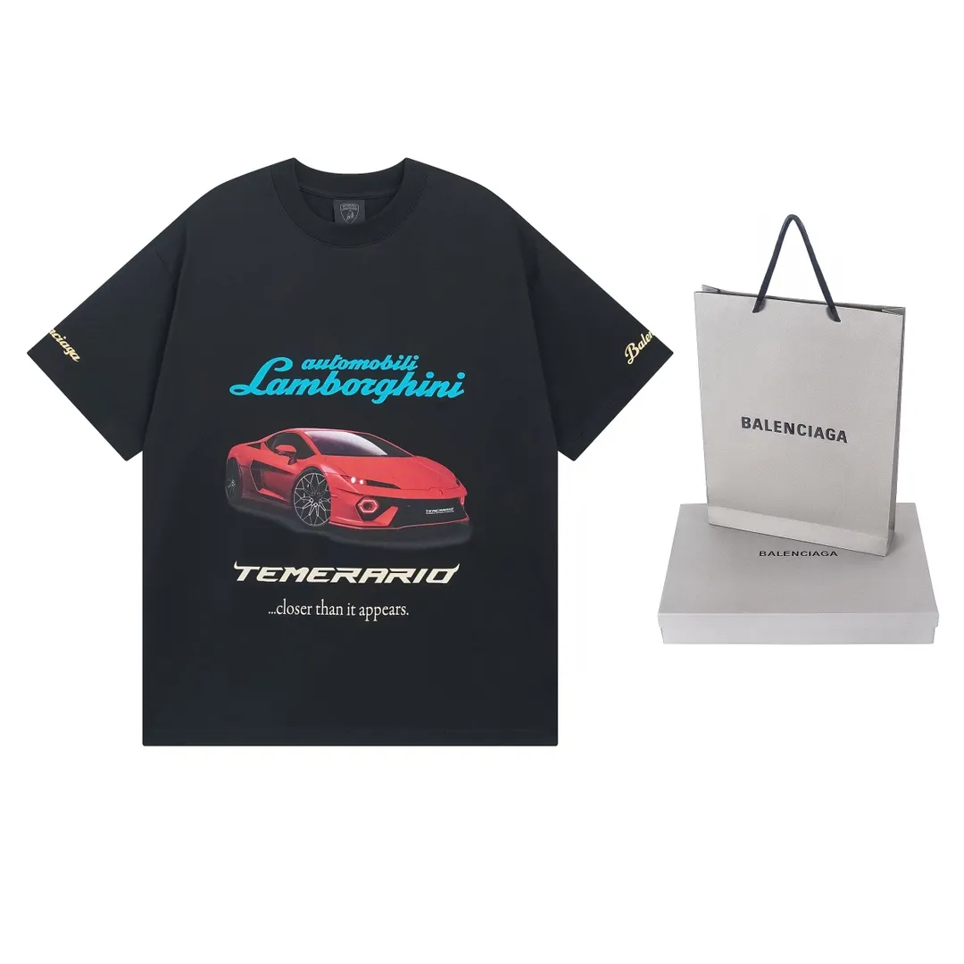 🅿️190 real photos [Top version. Official website quality] BALENCI*GA/Paris co-branded Lamborghini Lamborghini front and back left and right sleeves direct-injection printed short-sleeved T-shirt # SS25 latest model. Research and development at the first time, different market currencies. Comparisons welcome. The fabric is made of Paris ZP custom-woven and dyed cotton double yarn. Weighing 260 grams, the cloth surface is clean. The cloth pattern is clear, soft and comfortable. The threads are dyed with no color difference. Printing adopts computer direct printing. The pattern letters are clear, three-dimensional and without burrs. Jubie market produces pictures based on pictures. Welcome to compare. The version adopts OS loose shoulder design. Same style for men and women. Code: BL253630 Color: white gray, black, apricot Size: XS S M L