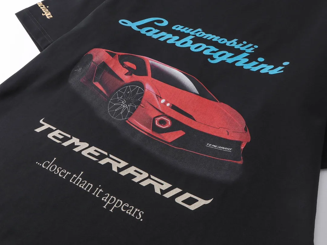 🅿️190 real photos [Top version. Official website quality] BALENCI*GA/Paris co-branded Lamborghini Lamborghini front and back left and right sleeves direct-injection printed short-sleeved T-shirt # SS25 latest model. Research and development at the first time, different market currencies. Comparisons welcome. The fabric is made of Paris ZP custom-woven and dyed cotton double yarn. Weighing 260 grams, the cloth surface is clean. The cloth pattern is clear, soft and comfortable. The threads are dyed with no color difference. Printing adopts computer direct printing. The pattern letters are clear, three-dimensional and without burrs. Jubie market produces pictures based on pictures. Welcome to compare. The version adopts OS loose shoulder design. Same style for men and women. Code: BL253630 Color: white gray, black, apricot Size: XS S M L
