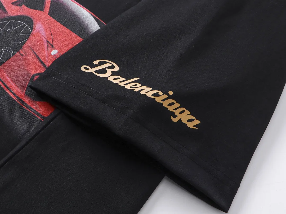 🅿️190 real photos [Top version. Official website quality] BALENCI*GA/Paris co-branded Lamborghini Lamborghini front and back left and right sleeves direct-injection printed short-sleeved T-shirt # SS25 latest model. Research and development at the first time, different market currencies. Comparisons welcome. The fabric is made of Paris ZP custom-woven and dyed cotton double yarn. Weighing 260 grams, the cloth surface is clean. The cloth pattern is clear, soft and comfortable. The threads are dyed with no color difference. Printing adopts computer direct printing. The pattern letters are clear, three-dimensional and without burrs. Jubie market produces pictures based on pictures. Welcome to compare. The version adopts OS loose shoulder design. Same style for men and women. Code: BL253630 Color: white gray, black, apricot Size: XS S M L